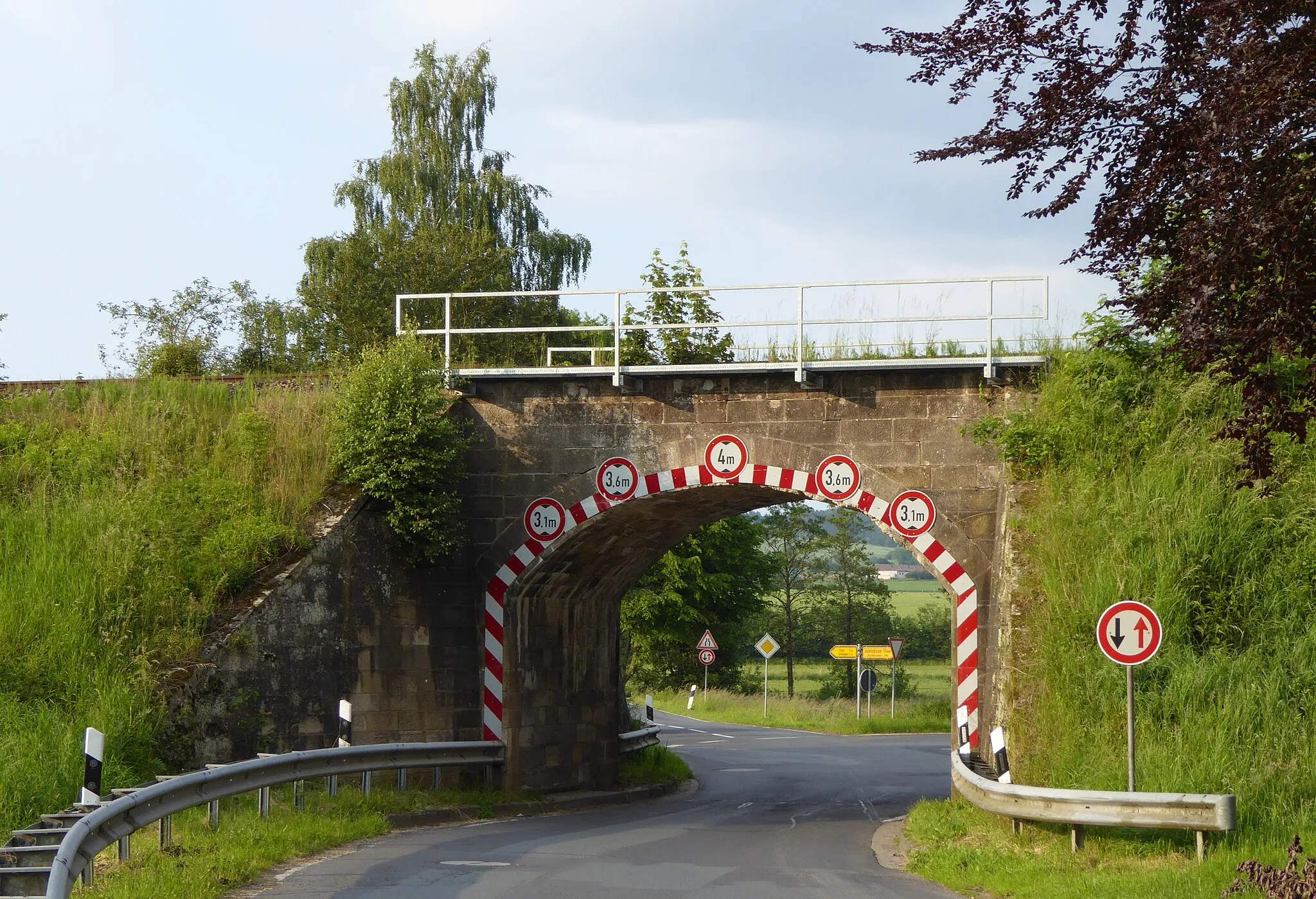 Photo showing: Brücke der Bahnstrecke Göttingen-Bodenfelde über die Kreisstraße 443 bei Verliehausen, Stadt Uslar, Landkreis Northeim, Südniedersachsen. Erbaut um 1910