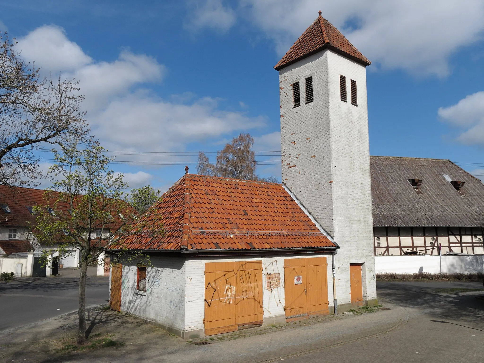 Photo showing: Braunschweig Watenbüttel, ehemaliges Feuerwehr-Gerätehaus mit Schlauchturm, erbaut 1926