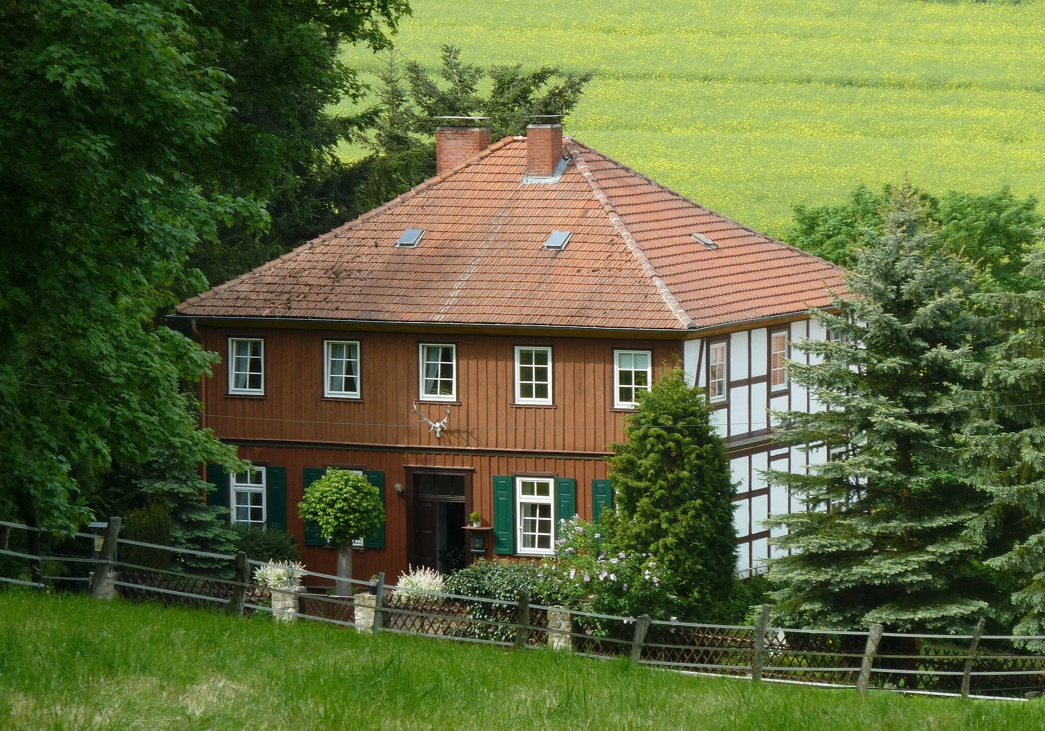 Photo showing: Forsthaus Mandelbeck bei Lagershausen, Stadt Northeim, Südniedersachsen, erbaut in der ersten Hälfte des 19. Jahrhunderts. Zusammen mit mehreren Nebengebäuden als Ensemble denkmalgeschützt.
