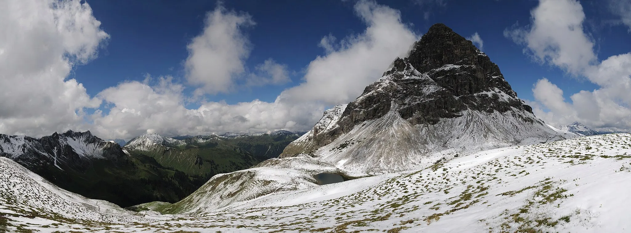 Photo showing: 180° Panorama vom Hochalppass mit Blick auf den Heiterberg, die Kanisfluh und im sattem Grün das Bärgunttal im Kleinwalsertal. Die rechte Bildhälfte nimmt der mächtige Widderstein in Anspruch.