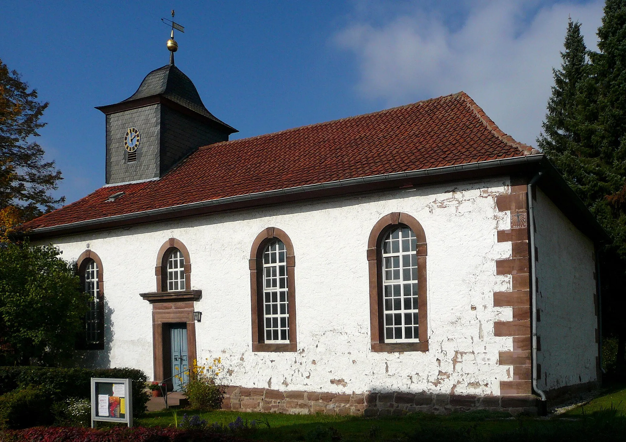 Photo showing: Evangelische Kirche St. Johannis in Friedland-Ballenhausen, Südniedersachsen, erbaut 1774. Ansicht von Südsüdosten.