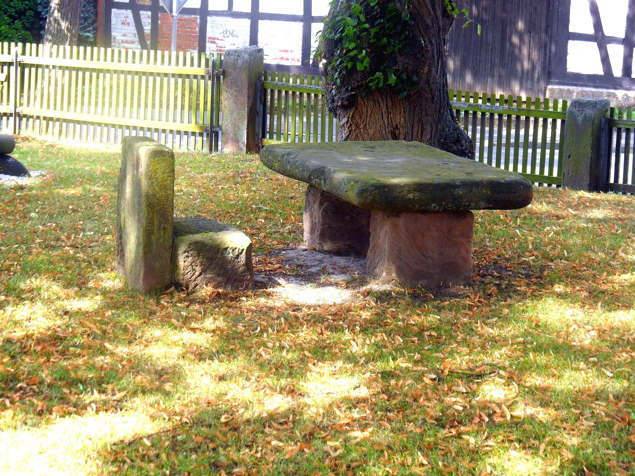 Photo showing: Thieplatz Stockhause mit den Wappenelementen Steintisch und Steinstuhl