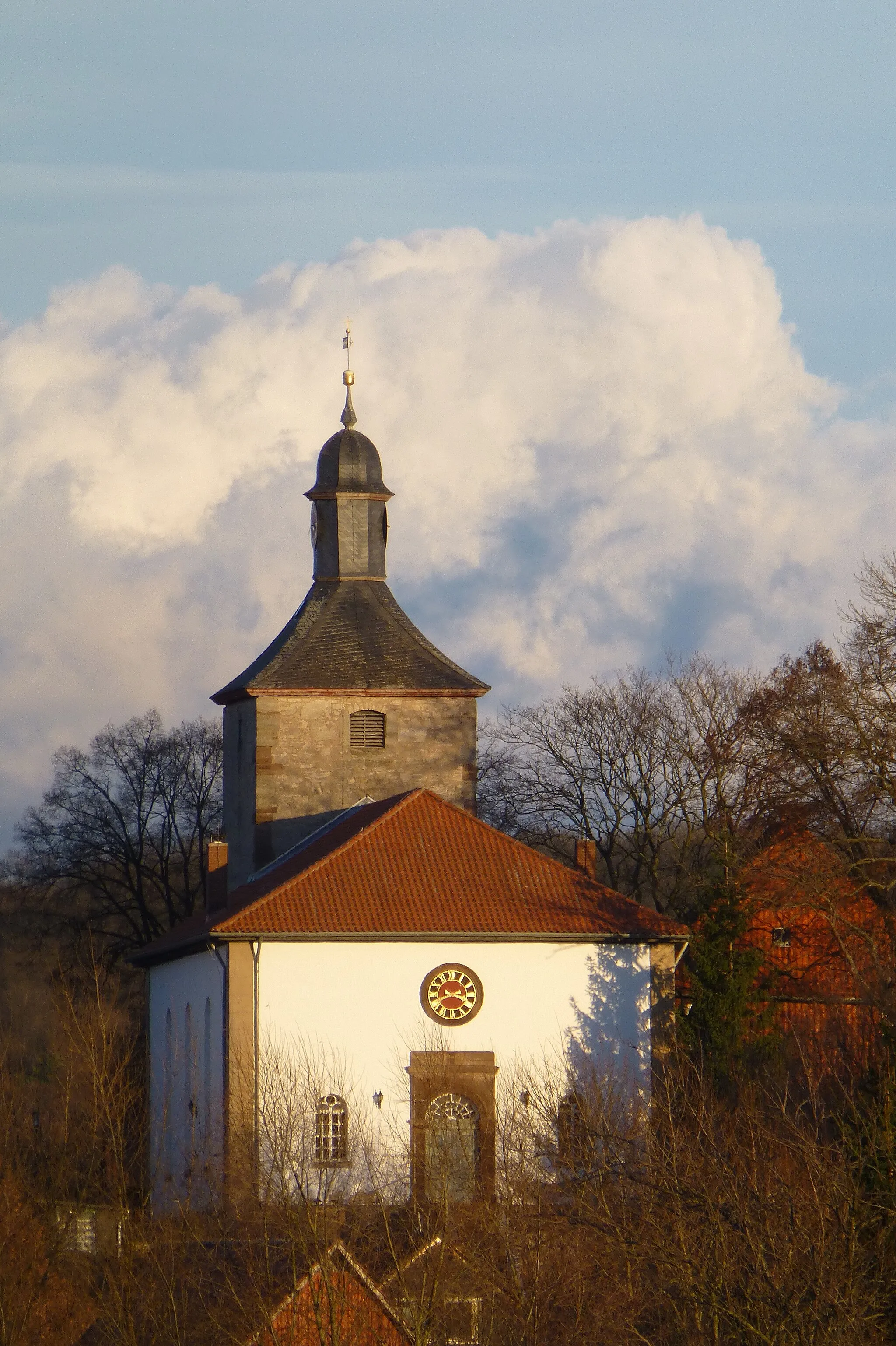 Photo showing: Die ev.-luth. Kirche St. Laurentius besitzt einen mittelalterlichen Ostturm. Im Westen wurde ein 1855 von Otto Praël entworfenes Langhaus angesetzt.