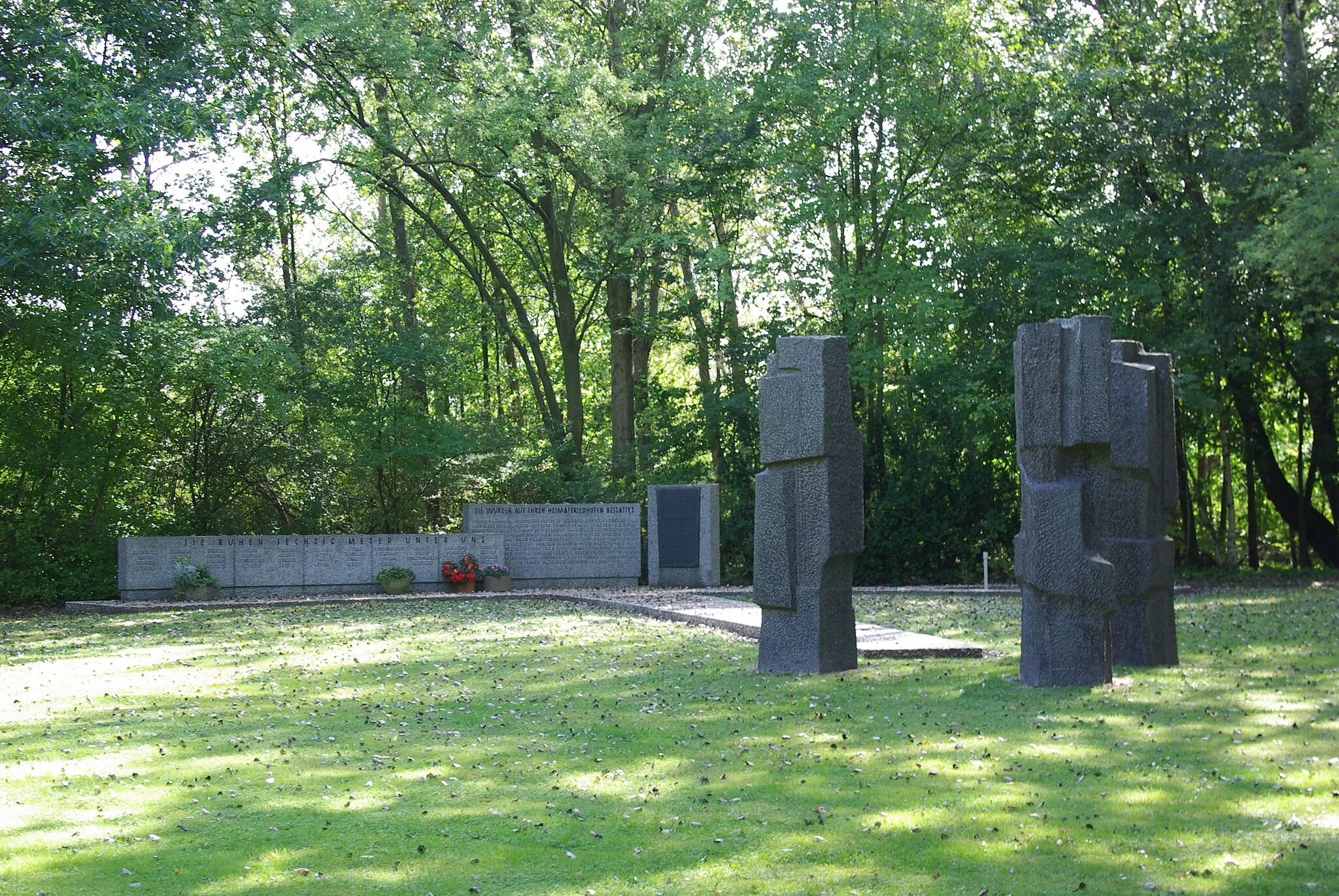 Photo showing: Lengede, Niedersachsen, Deutschland. Das Denkmal ist erbaut worden, um der Bergleute zu gedenken, die bei dem Grubenunglück 24. Oktober 1963 umkamen.