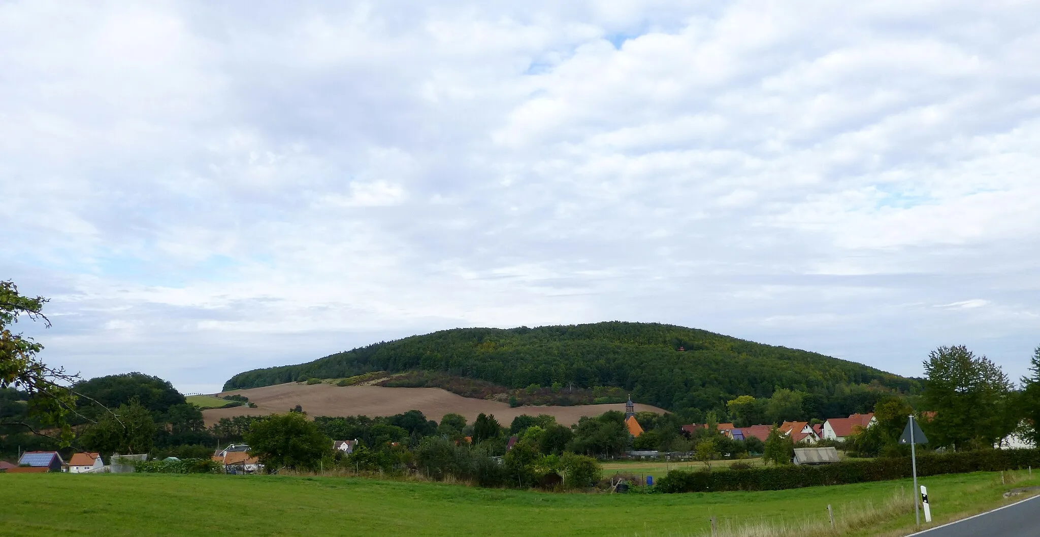 Photo showing: Blick von Südwesten über Uder und das Leinetal auf den Berg Wessen