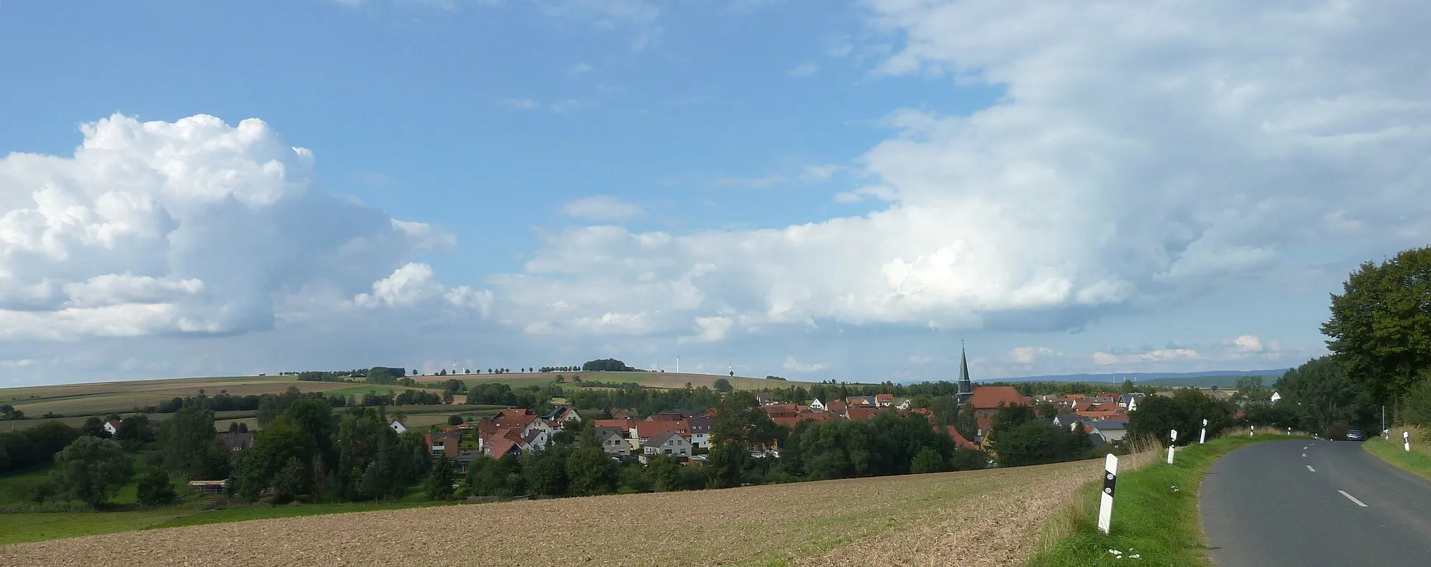 Photo showing: Blick von Süden über Wollbrandshausen auf den Höherberg