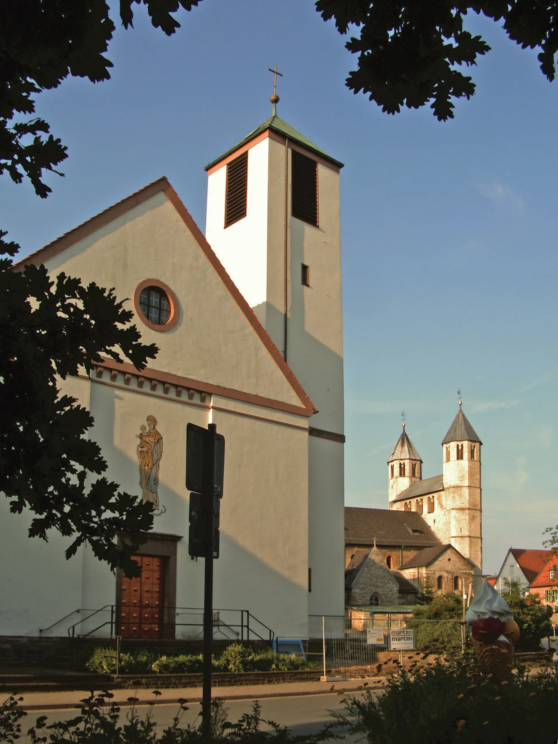 Photo showing: Katholische Kirche St. Maria Himmelfahrt in Bad Gandersheim, mit der heute ev. Kirche im Hintergrund