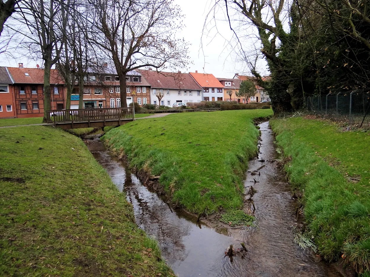 Photo showing: Both branches of river Altenau in Schoeppenstedt, Stobenstraße.