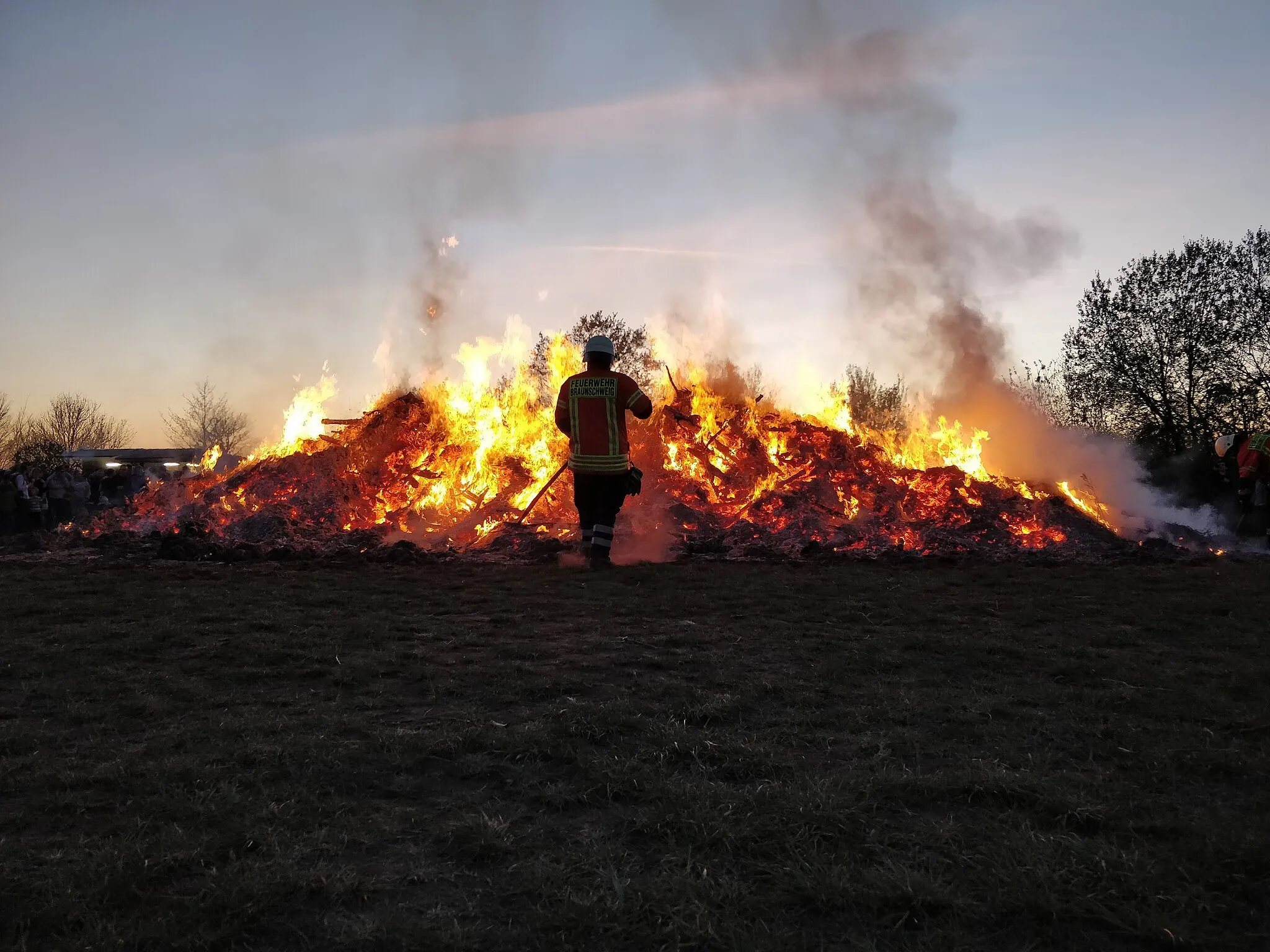 Photo showing: Ein Feuerwehrmann vor dem Osterfeuer in Braunschweig-Volkmarode.