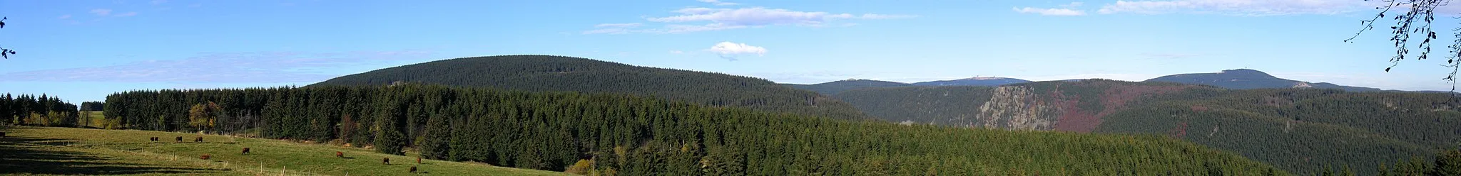 Photo showing: Panorama in the Harz Mountains. From left to right: the peaks of the Rehberg, the Achtermannshöhe, the Brocken and the Wurmberg.
