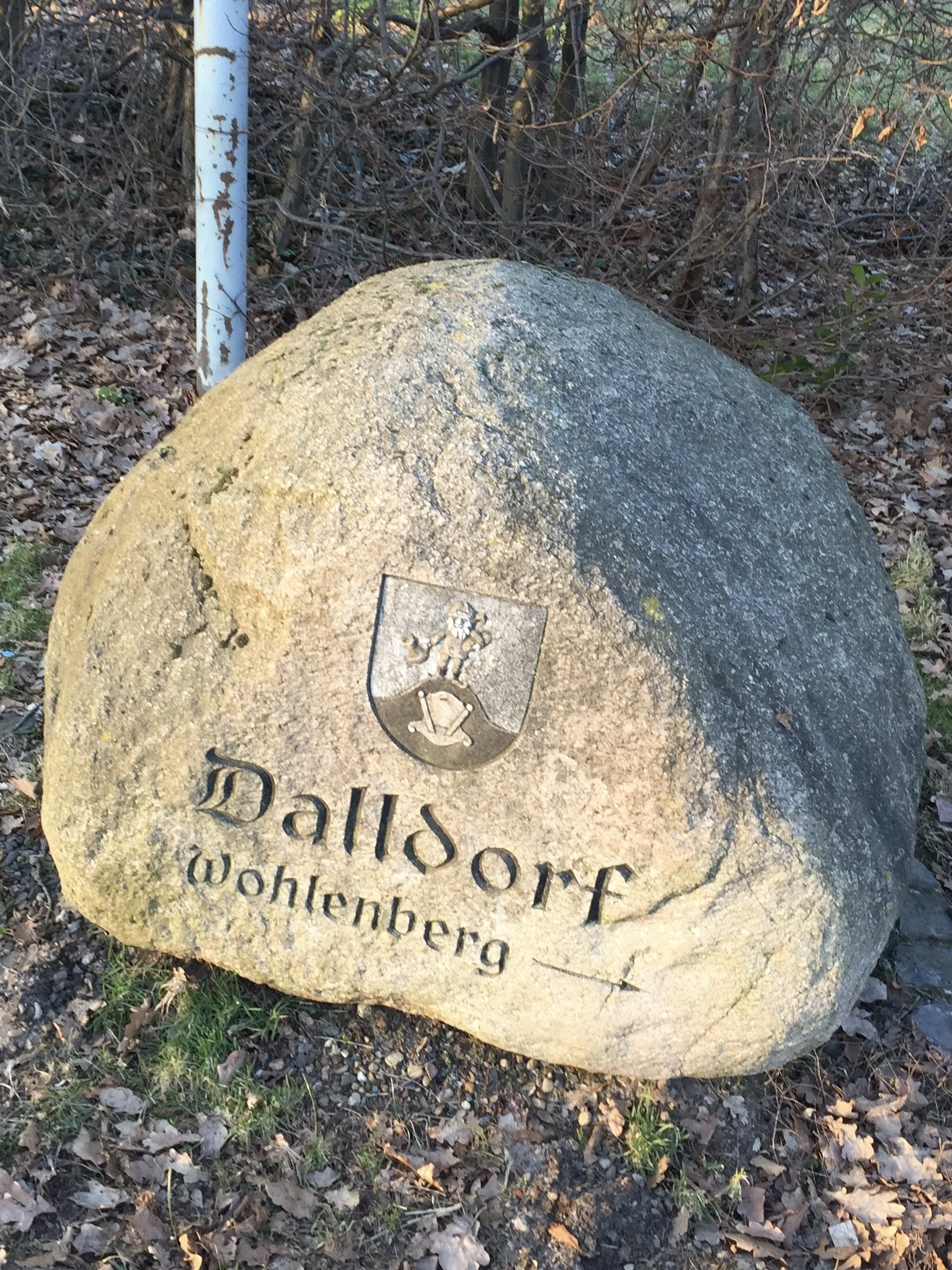 Photo showing: Großer Stein in Dalldorf als Wegweiser zum Wohlenberg