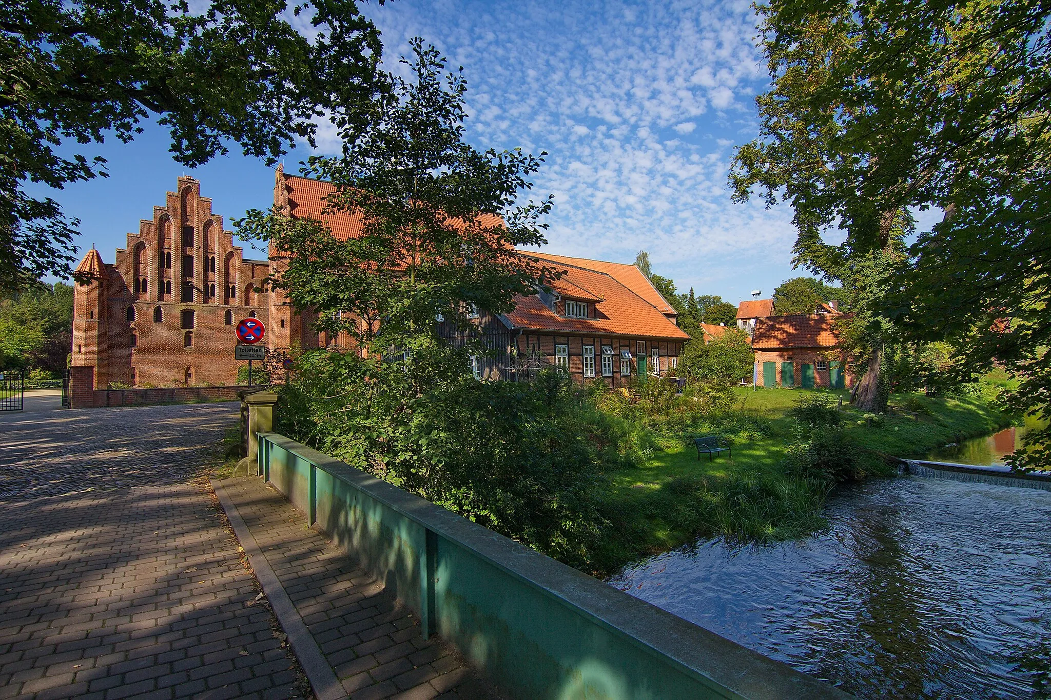 Photo showing: Das Kloster Wienhausen ist ein ehemals zisterziensisches, heute evangelisches Frauenkloster aus dem 13. Jahrhundert. Es liegt im niedersächsischen Wienhausen und wird von der Klosterkammer Hannover verwaltet.