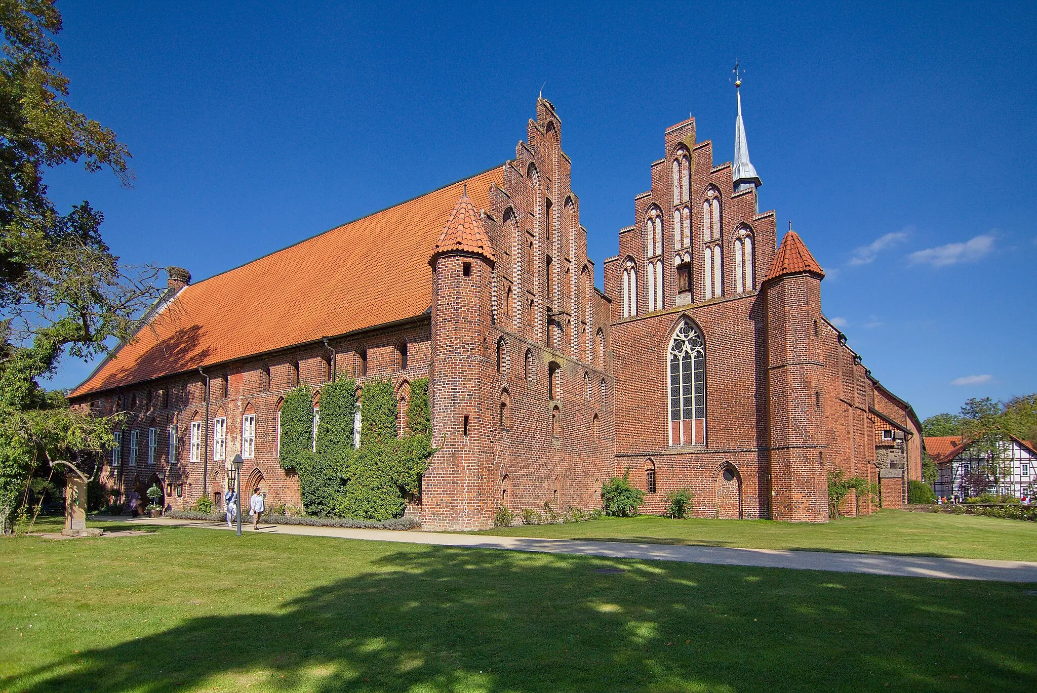 Photo showing: Das Kloster Wienhausen ist ein ehemals zisterziensisches, heute evangelisches Frauenkloster aus dem 13. Jahrhundert. Es liegt im niedersächsischen Wienhausen und wird von der Klosterkammer Hannover verwaltet.