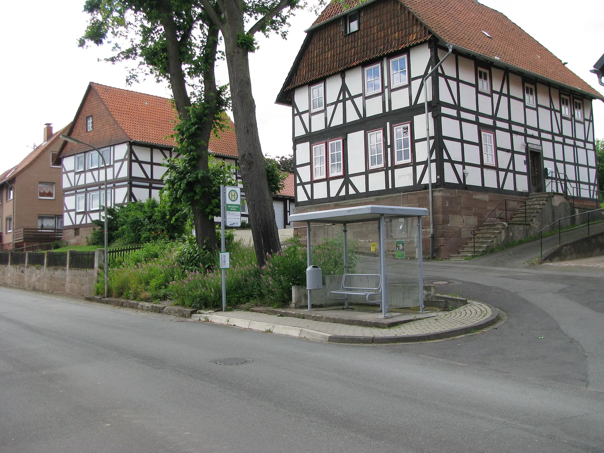 Photo showing: die Bushaltestelle Kirch in Ebergötzen für die Fahrtrichtung Göttingen