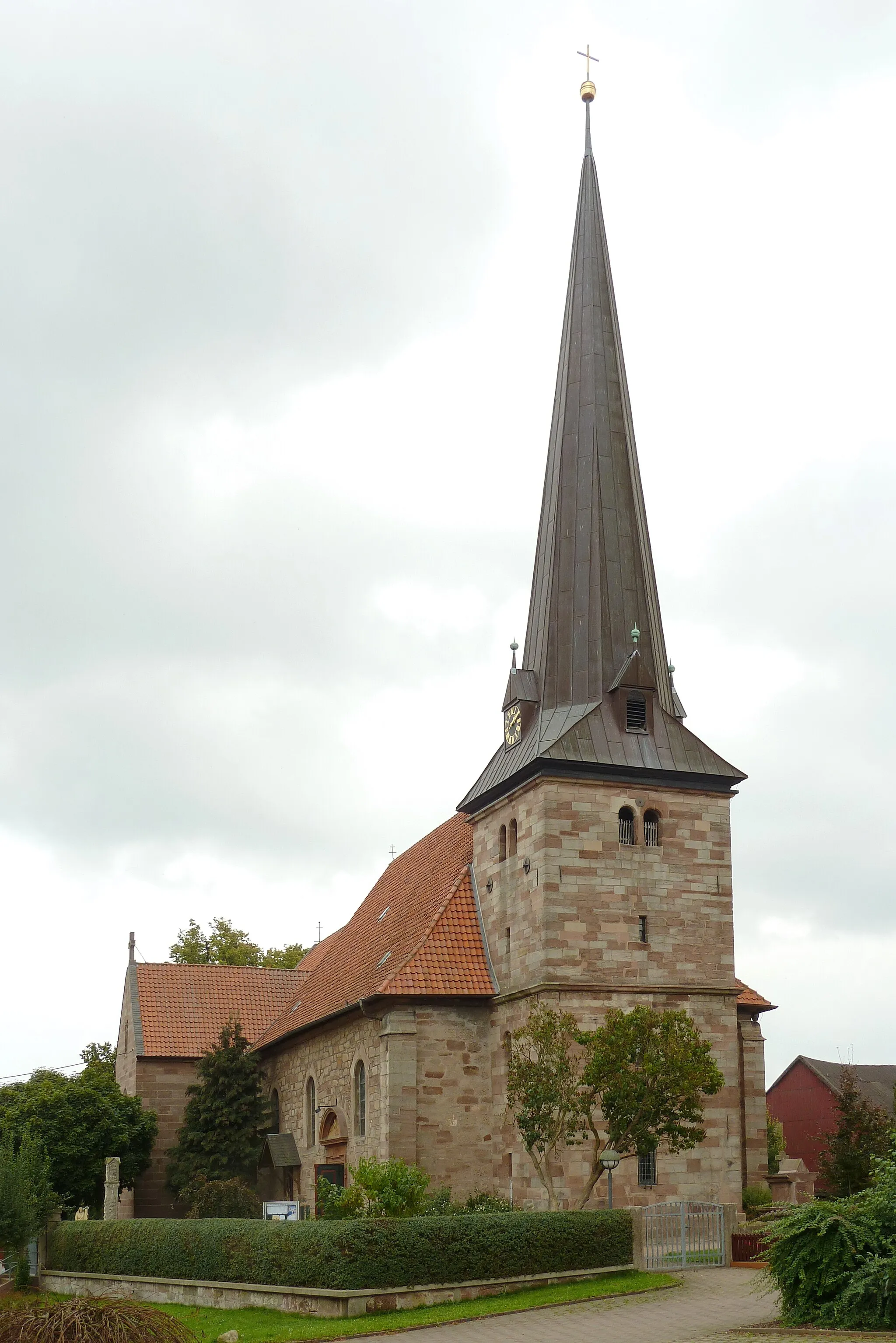 Photo showing: Katholische Kirche St. Johannes Baptist in Seulingen, Landkreis Göttingen, Niedersachsen. Turm mittelalterlich, Kirchenschiff nach Zerstörung im 30jährigen Krieg durch Dominikus Balatt barock neu errichtet, Anbau von neoromanischem Querhaus, Chor und Sakristei 1869.