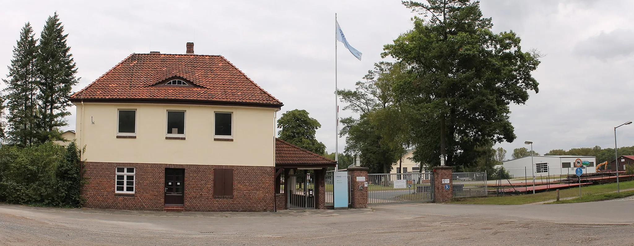 Photo showing: Eingang des ehemaligen Erdölbergwerks Wietze, jetzt DEA Bohrbetrieb in Wietze, Niedersachsen, Deutschland.