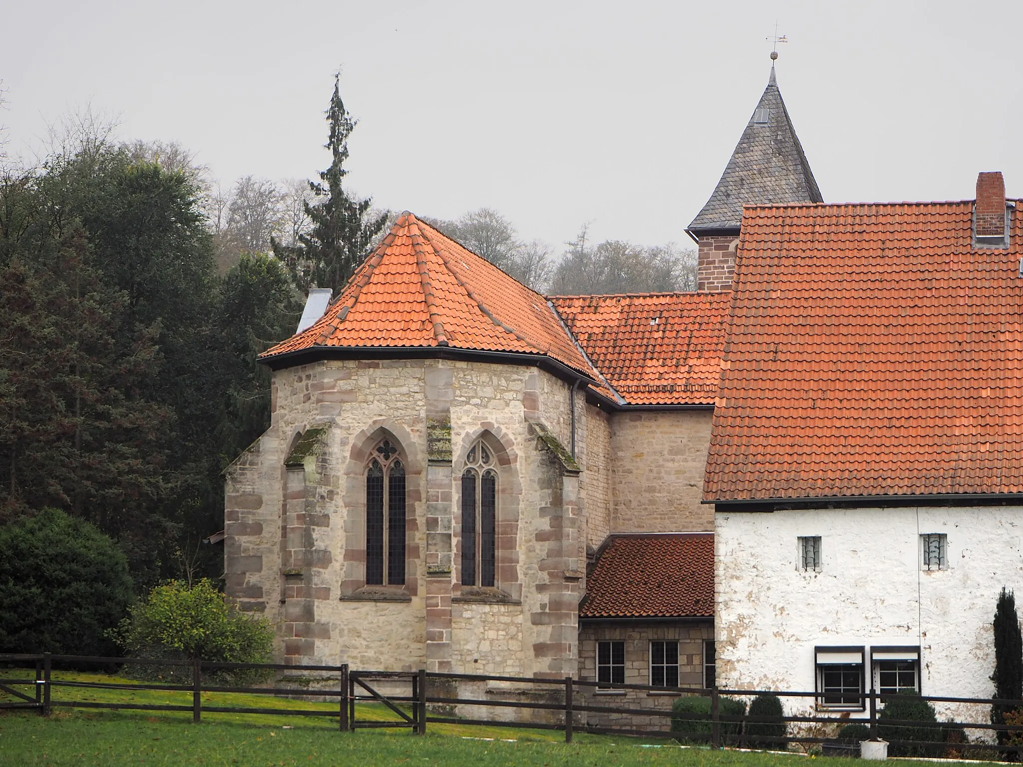 Photo showing: Clus (Bad Gandersheim) – Klosterkirche – Foto 2019
Die ehemalige Klosterkirche Clus wurde 1127–1159 als dreischiffige Basilika erbaut.1485 entstand der gotische Chor.