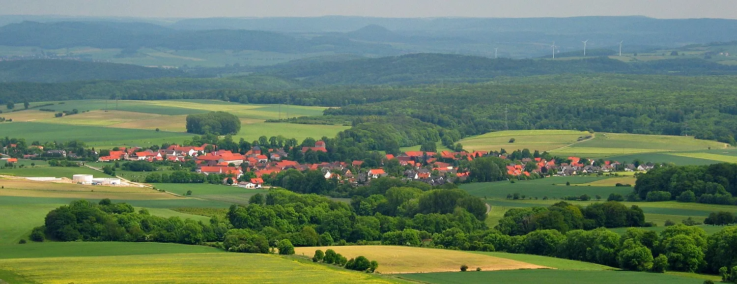 Photo showing: Jühnde as seen from the Gaußturm observation tower on Hohen Hagen. 
Image was unsharp masked, cropped, sharpened and eresized using Gimp.