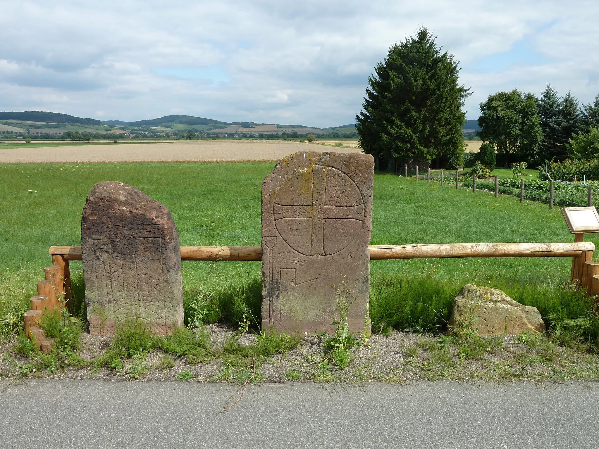 Photo showing: Spätmittelalterliche Scheibenkreuzsteine an der L572 bei Stöckheim, Stadt Northeim, Niedersachsen. Nicht mehr am Originalstandort erhalten, ein angeblich ursprünglich vorhandener vierter Kreuzstein fehlt