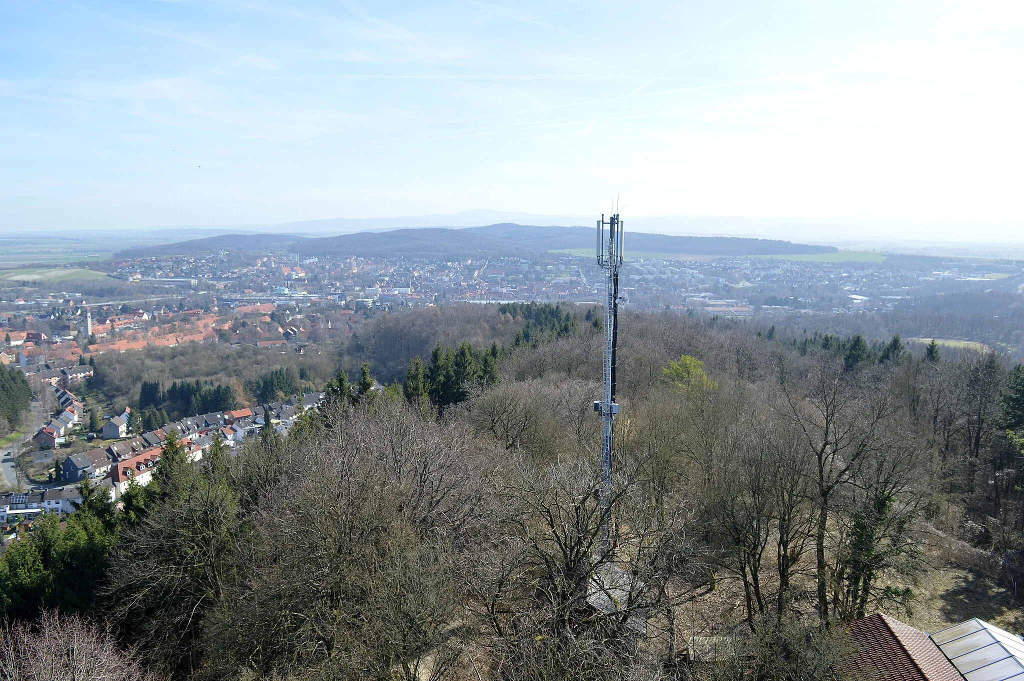 Photo showing: Landschaftsschutzgebiet Waldgürtel zwischen Salzgitter-Osterlinde und Salzgitter-Bad (Salzgitterscher Höhenzug) - Blick vom Bismarckturm in Richtung Brocken (2)