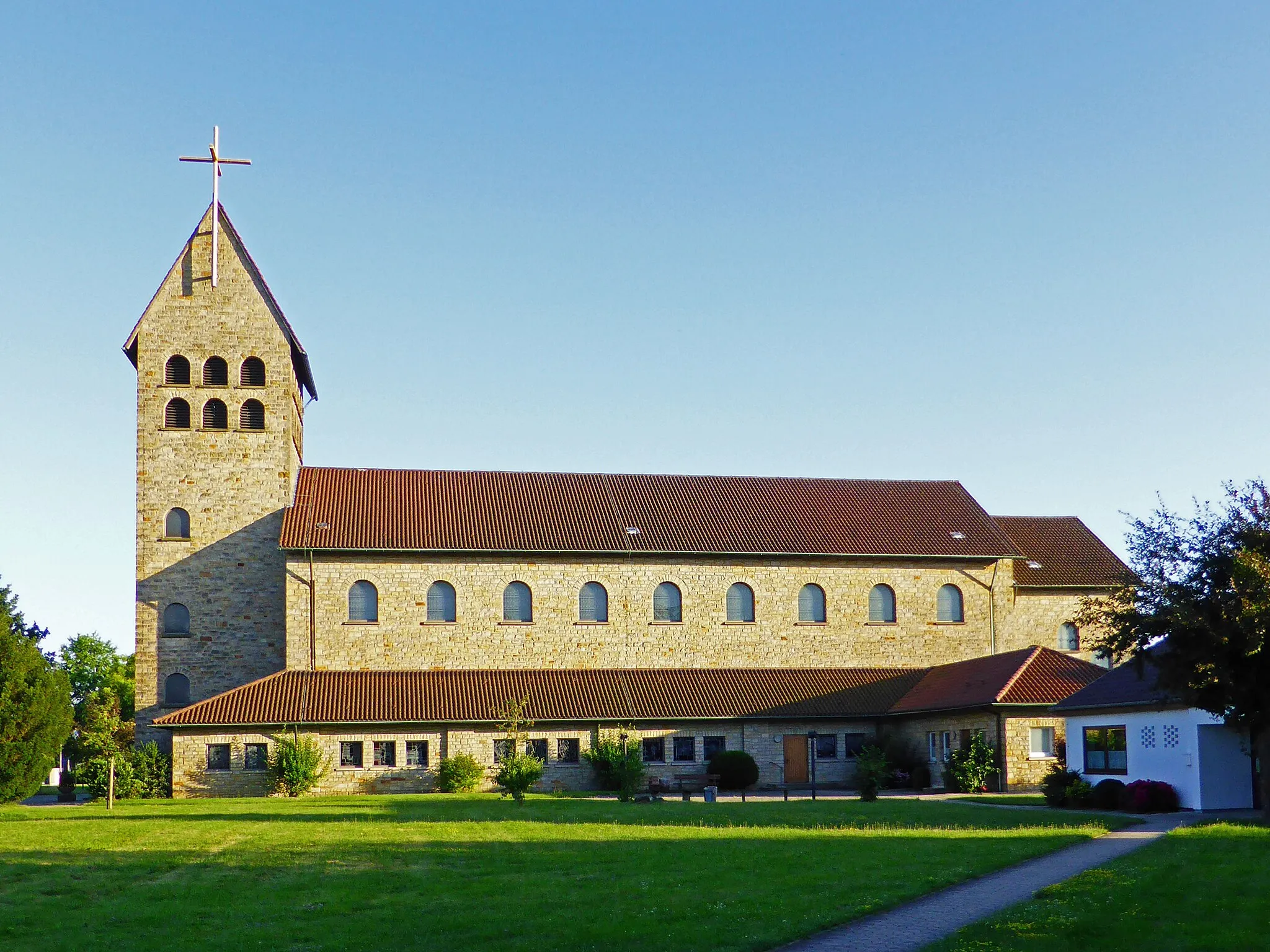 Photo showing: St. Bernward-Kirche (Wolfsburg)