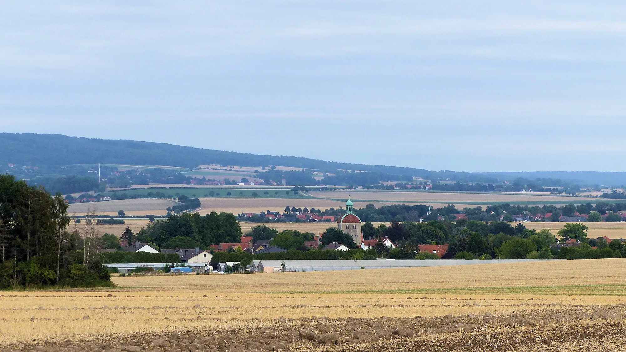 Photo showing: Blick über Salzdahlum von Westen mit Elmrand im Hintergrund, Standort Heinebecksberg
