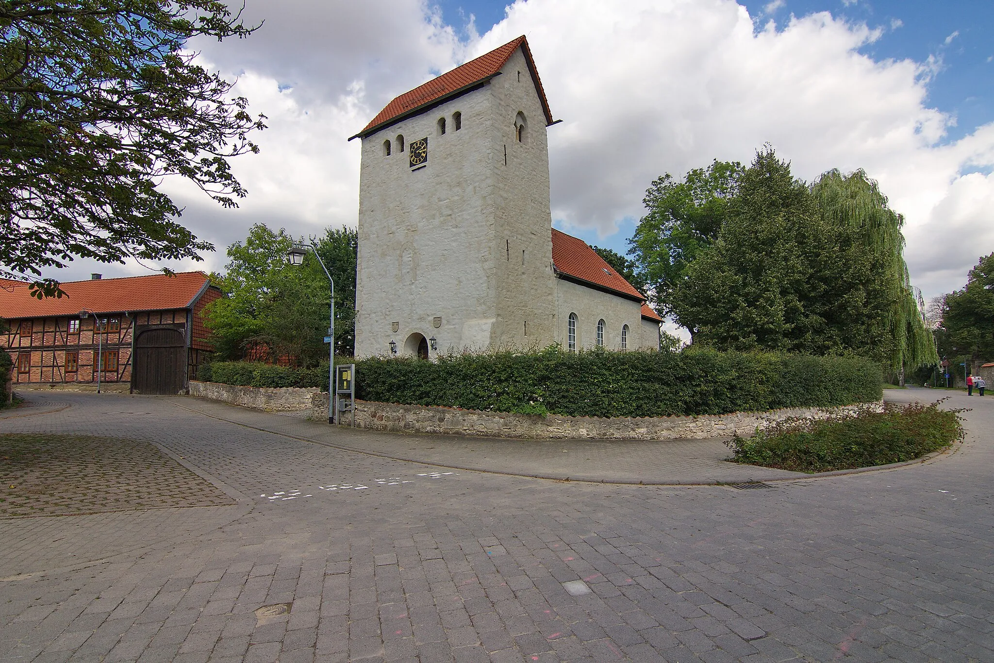 Photo showing: Die im 12. Jhd. als Wehrkirche errichtete St.Georg-Kirche von Wendessen (Wolfenbüttel) wurde 1944 nach ihrer Zerstörung durch einen Bombenangriff wieder aufgebaut.