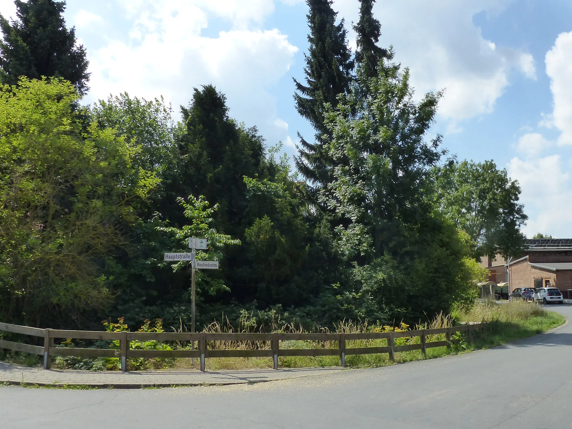 Photo showing: Krumme Beeke (Hachumer Bach) bei Hauptstraße/Beekendamm in Dettum, Blickrichtung stromabwärts nahe Straßenbrücke.