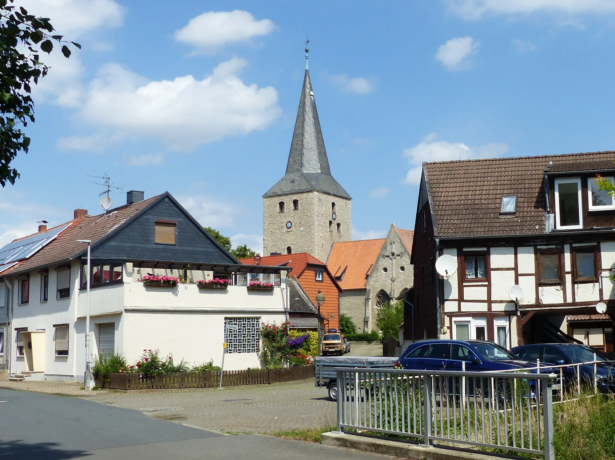 Photo showing: Kirche in Dettum mit Straßenbrücke über Krumme Beeke (Hachumer Bach)