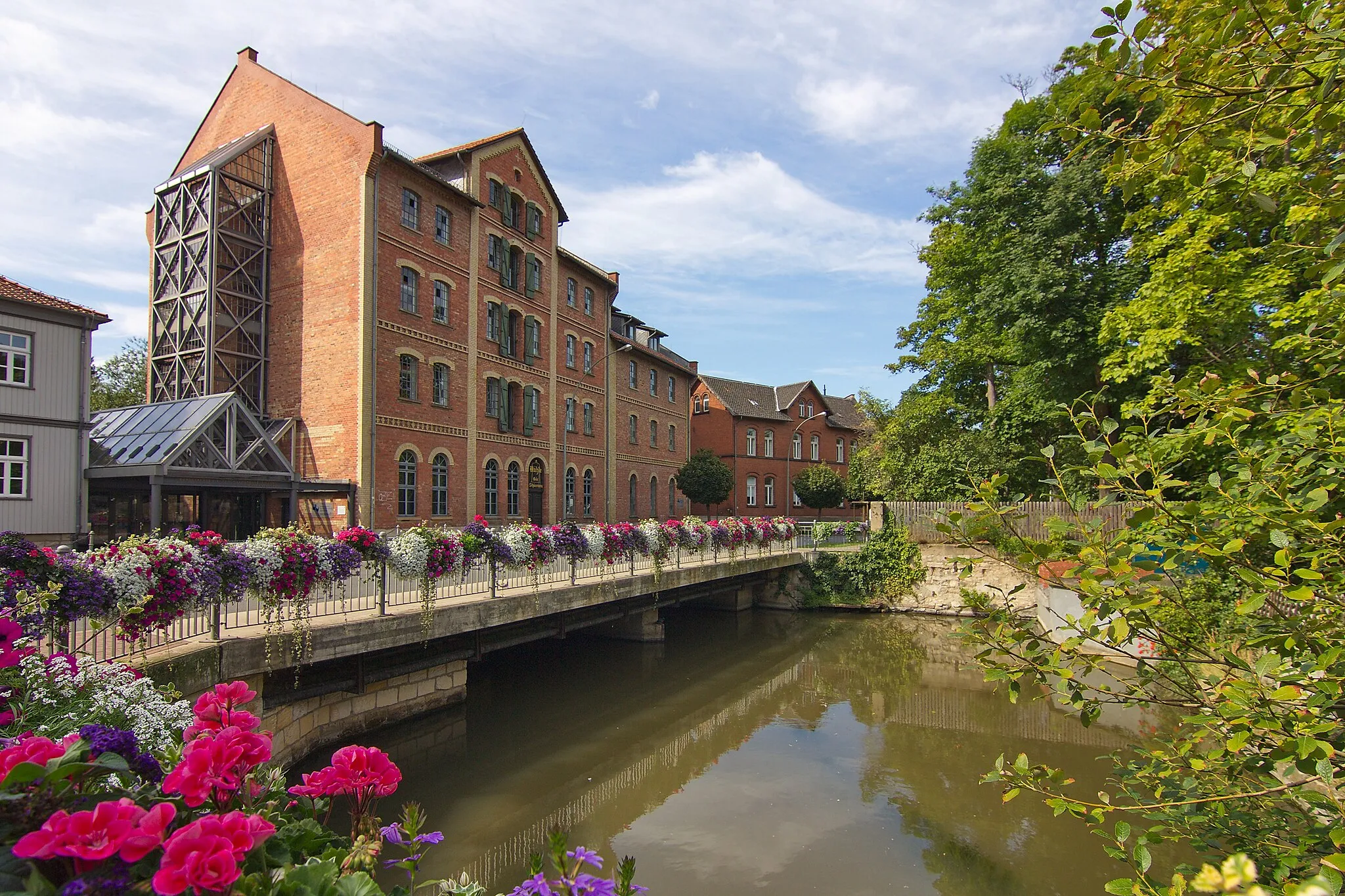 Photo showing: Schünemanns Wassermühle von 1630 in Wolfenbüttel war bis 1979 in Betrieb, seitdem nutzt das aufwendig restaurierte Gebäude die "Bundesanstalt für kulturelle Bildung".