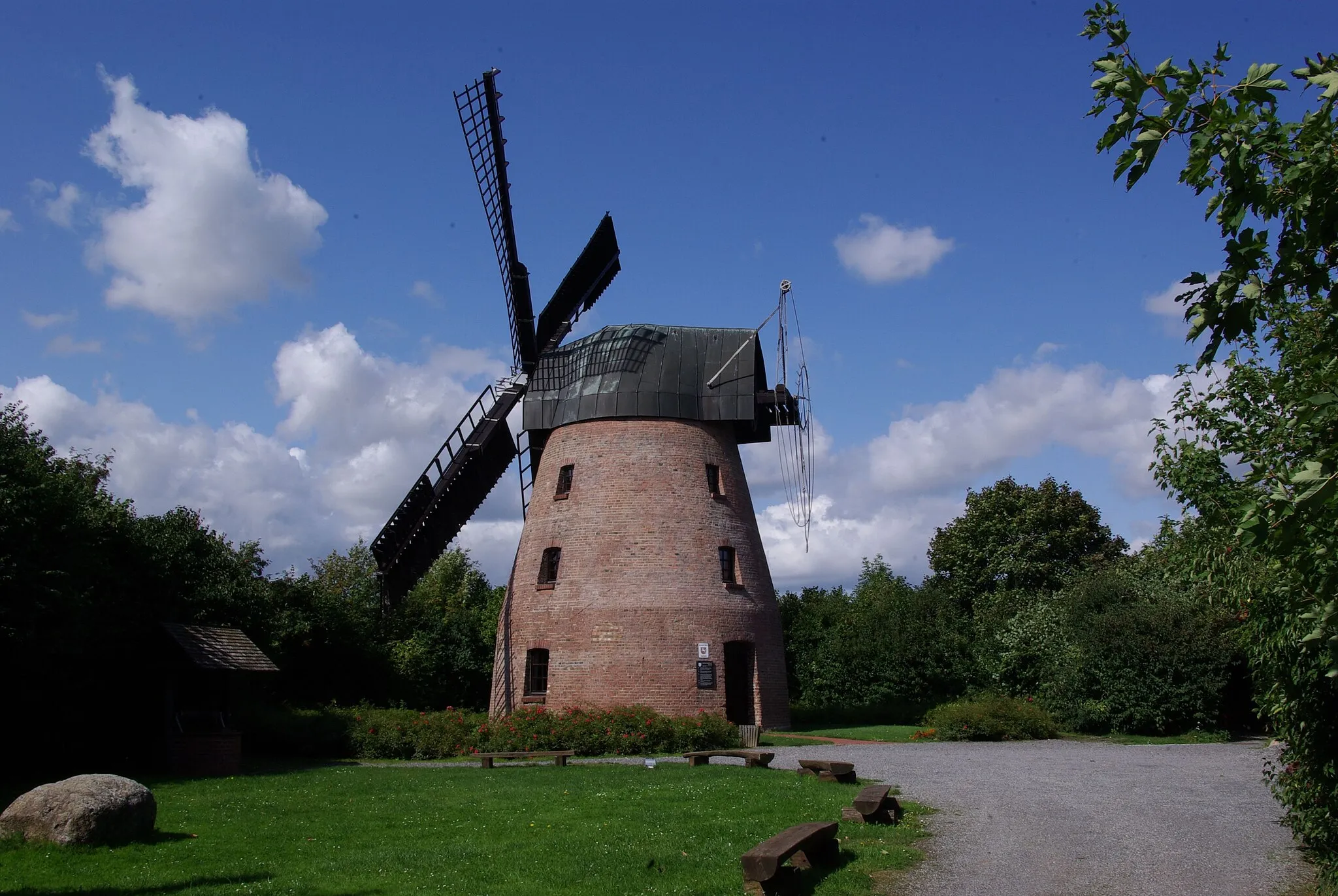 Photo showing: Söhlde, Niedersachsen, Deutschland, eine alte Mühle am Ortsrand. Die Mühle ist 1810 erbaut worden und war bis 1958 in Betrieb. Heute ist es das Standesamt der Gemeinde.
