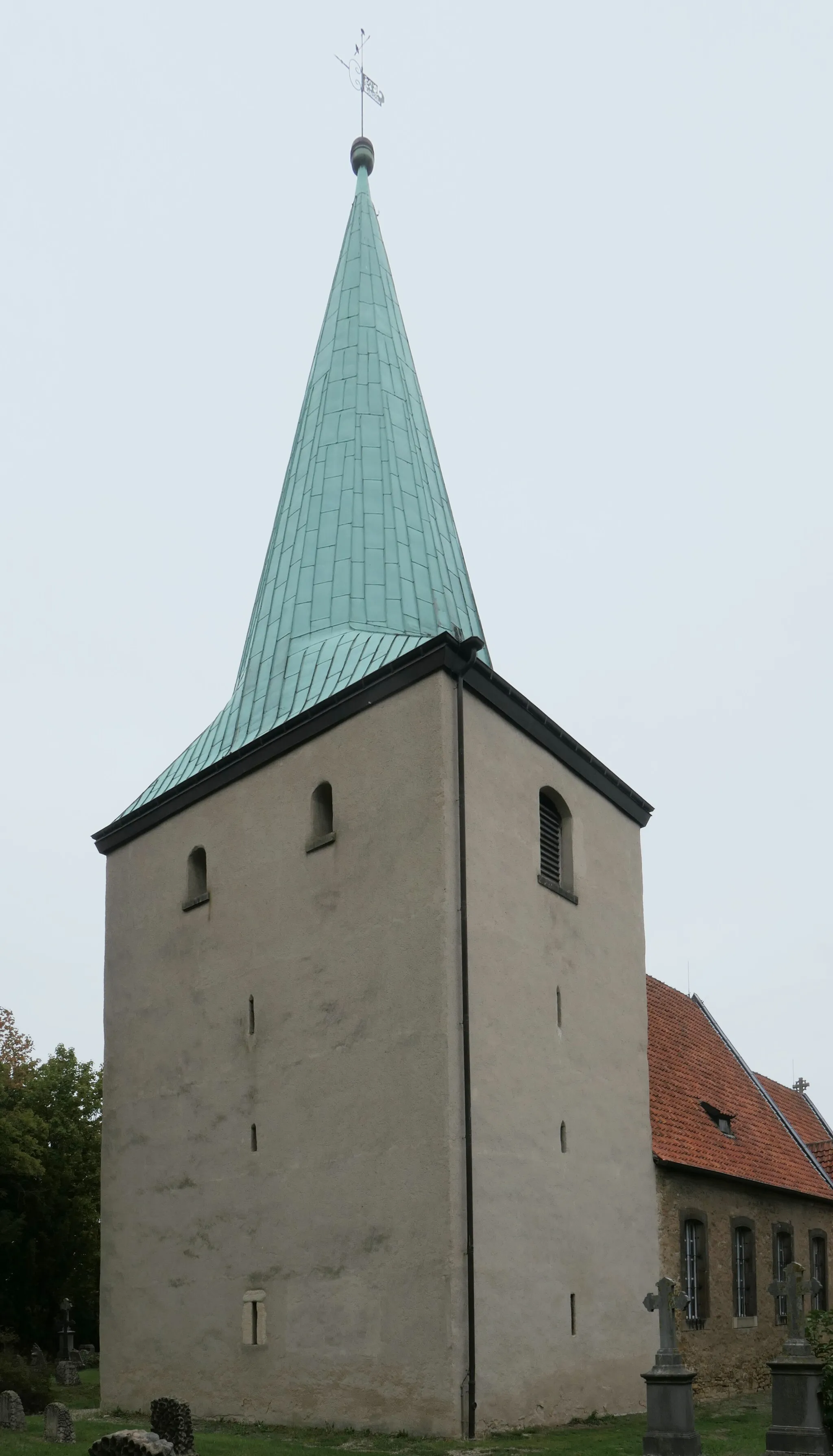 Photo showing: Turmansicht der ev.-luth. Kirche St. Martin in Hoheneggelsen, Gemeinde Söhlde, Niedersachsen. Romanischer Turm, gotisches Langhaus mit geänderten Fenstern