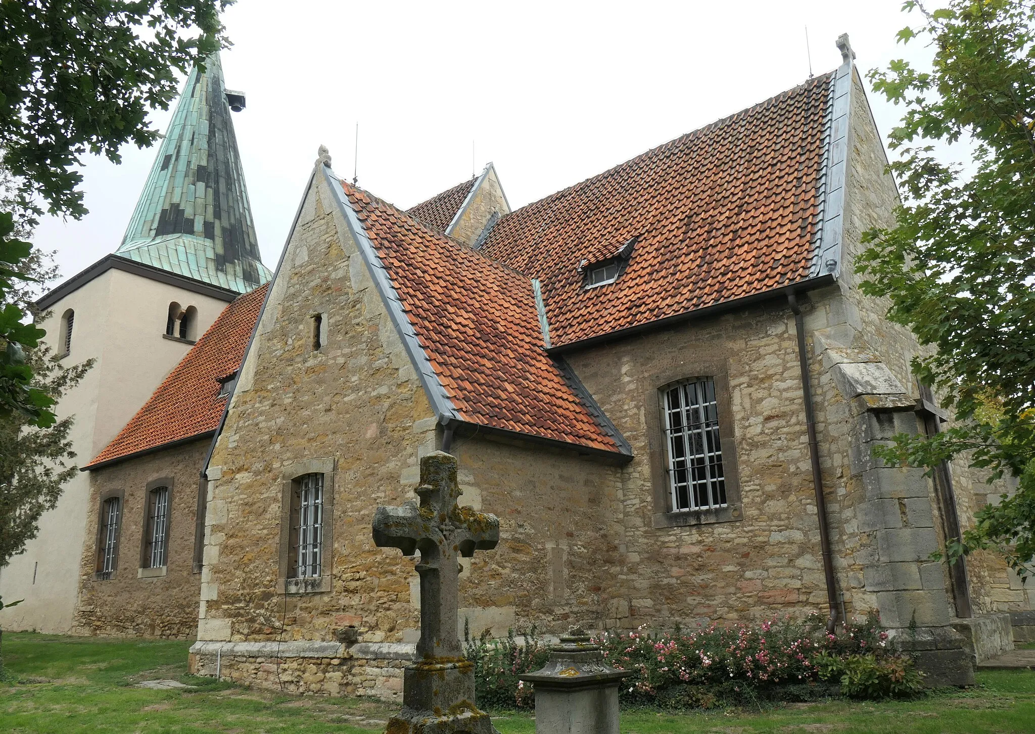 Photo showing: Ev.-luth. Kirche St. Martin in Hoheneggelsen, Gemeinde Söhlde, Niedersachsen. Romanischer Turm, gotisches Langhaus mit geänderten Fenstern