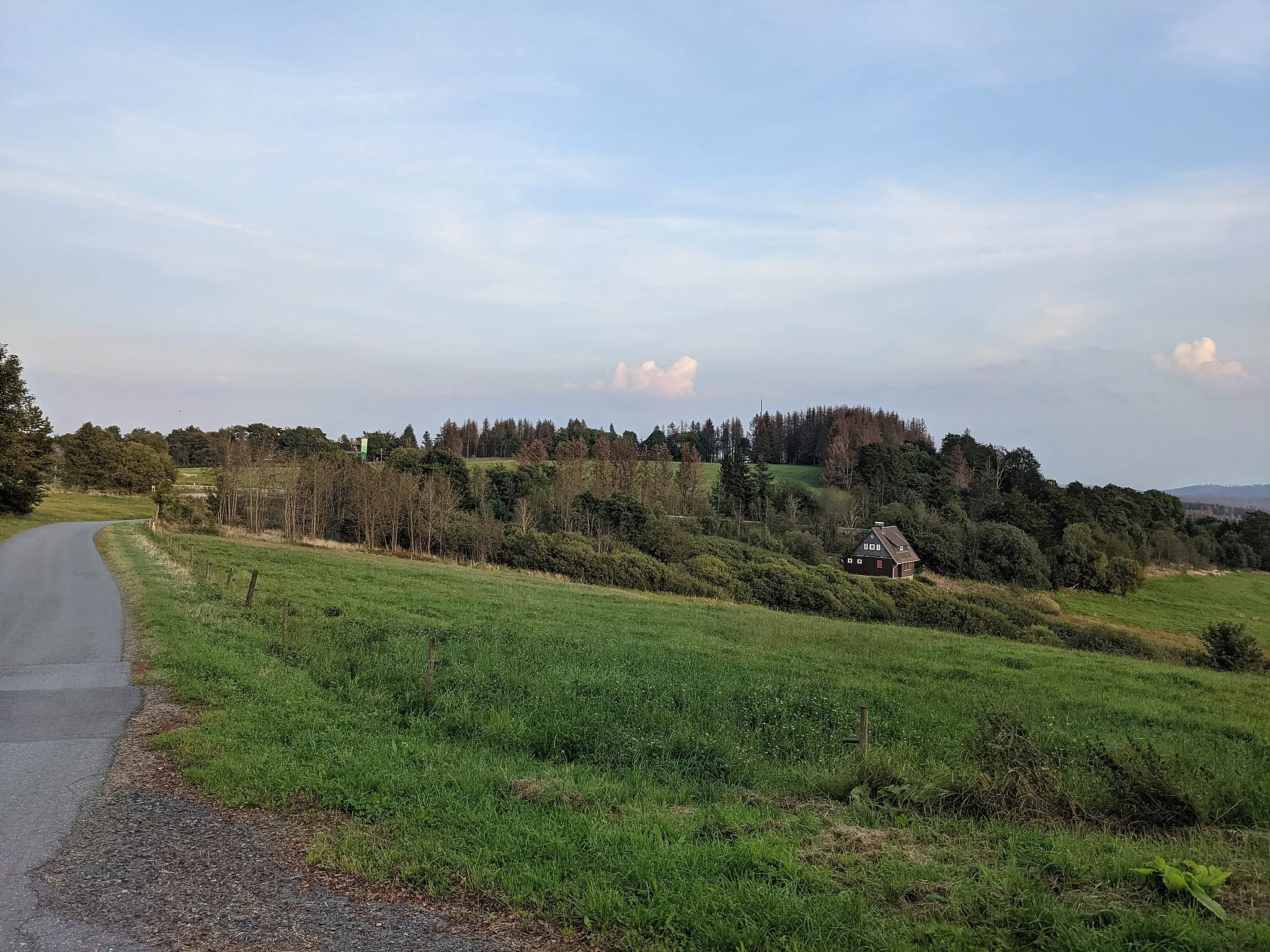 Photo showing: Die Jordanshöhe bei Sankt Andreasberg, aus westlicher Richtung (vom Weg "Auf der Kuppe") fotografiert.