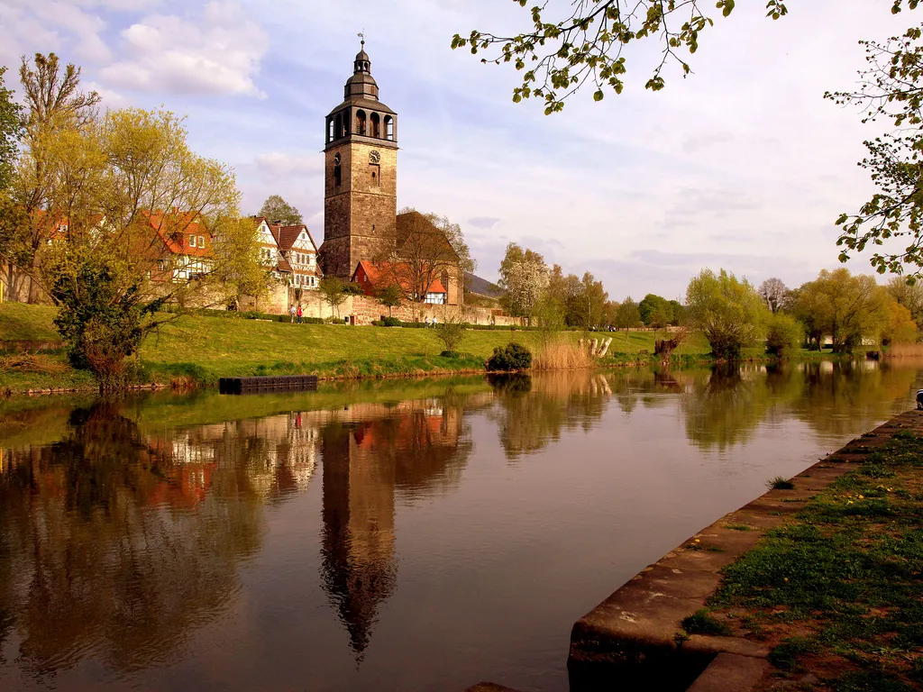 Photo showing: St. Crucius-Kirche im Stadtteil Allendorf.