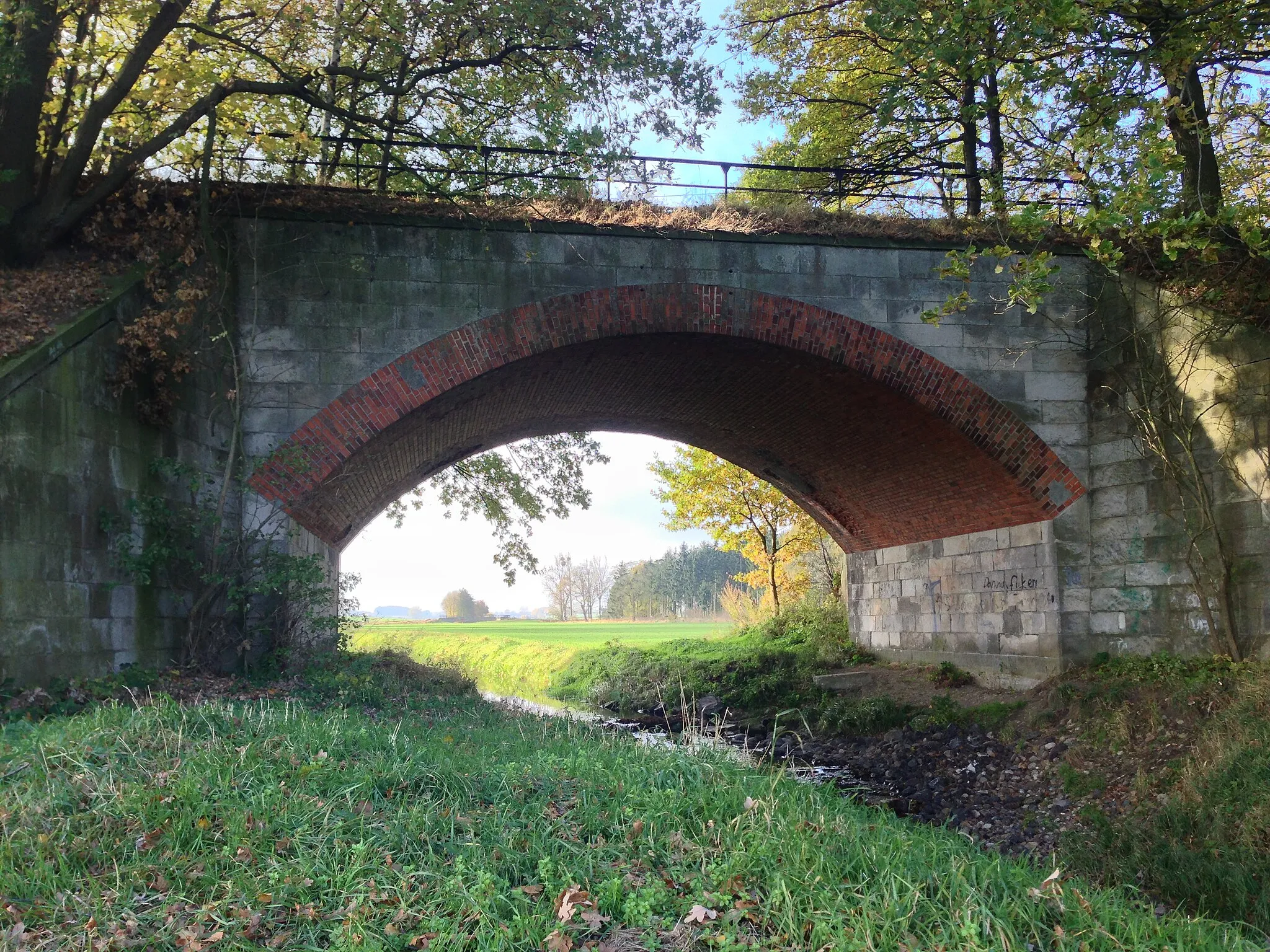 Photo showing: Bahnstrecke Helmstedt–Oebisfelde, Eisenbahnbrücke über die Lapau zwischen Blanken und Bahrdorf