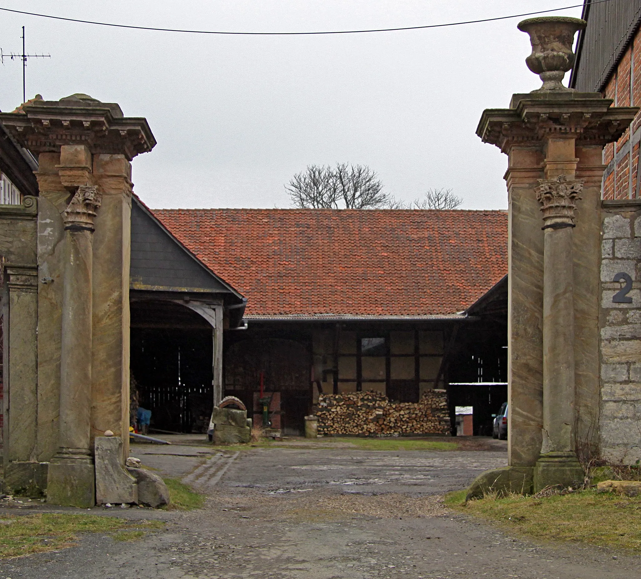 Photo showing: Former portal on castle Salzdahlum, now Mönchevahlberg, Lower Saxon, Germany