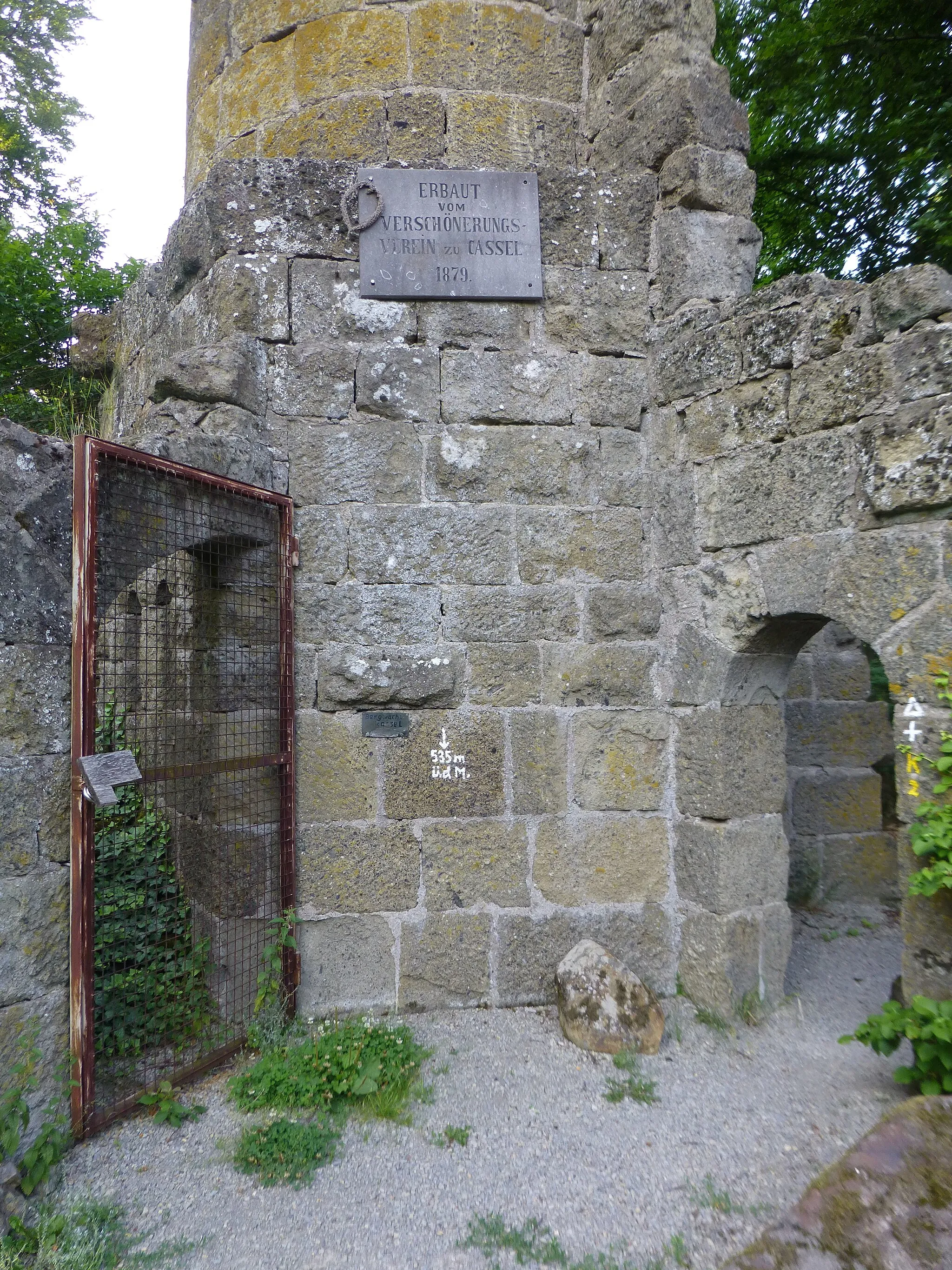 Photo showing: Elfbuchenturm; Südseite mit Gedenktafel am Turm; links die abgesperrte Zugangstür zur Außentreppe, die zum Hocheingang auf der Rückseite führt