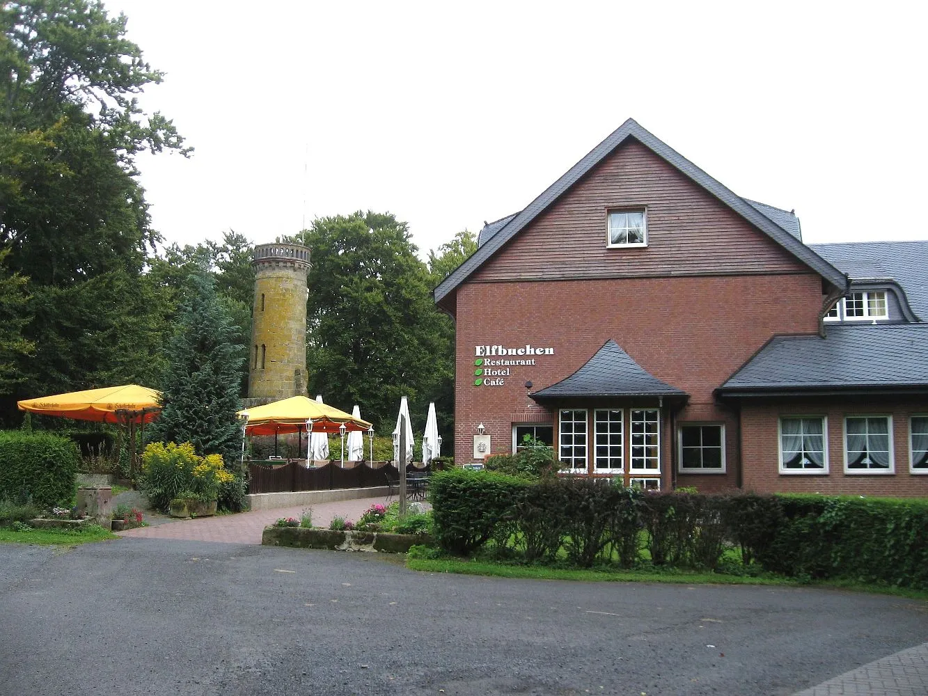 Photo showing: Germany / North Hesse / Tower "Elfbuchen" in the Habichtswald Mountains near Cassel (withoutlook-out).
In the front the hotel.