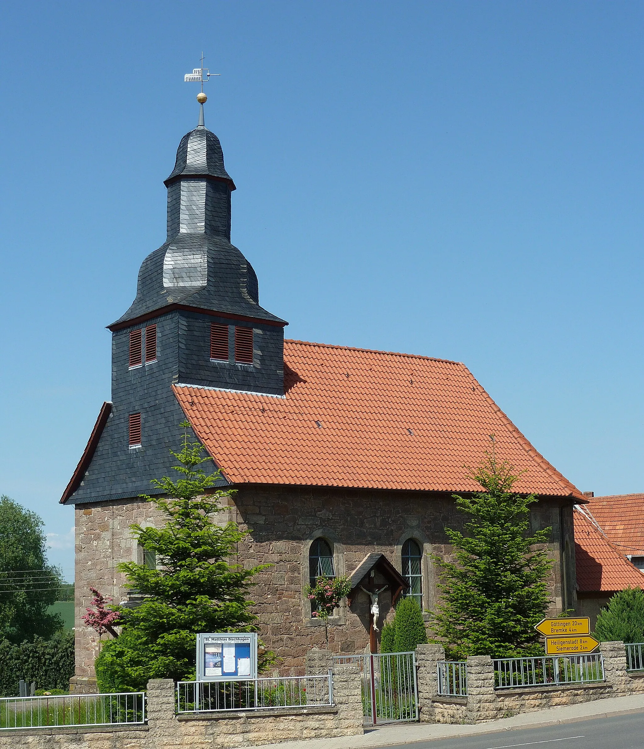 Photo showing: Katholische Kirche in Bischhagen, Gemeinde Hohes Kreuz, Eichsfeld. Erbaut 1731 lt. Turmfahne