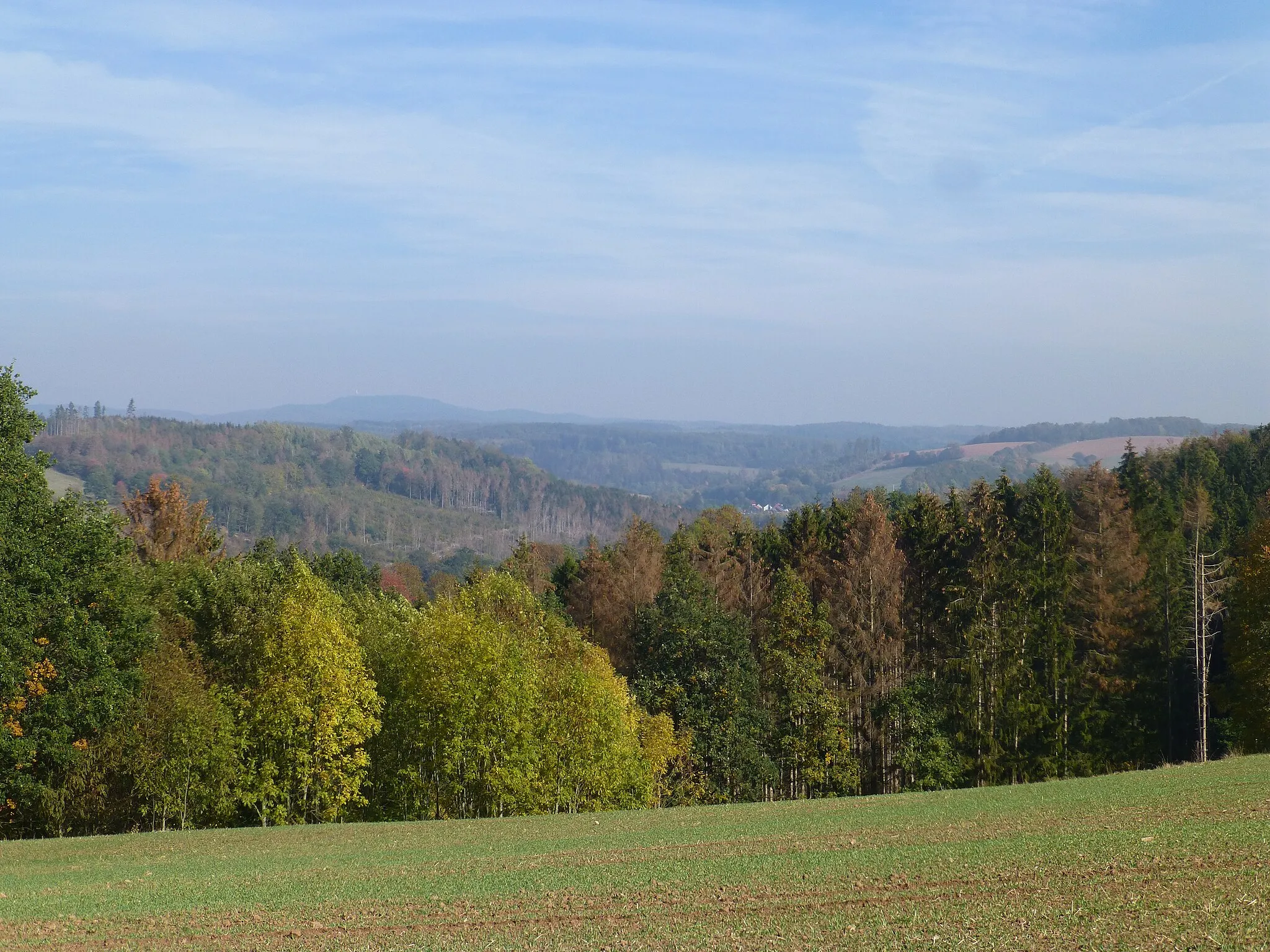 Photo showing: Blick vom Fuße des Lochberges in Richtung Bockelnhagen (im Hintergrund der Harz)