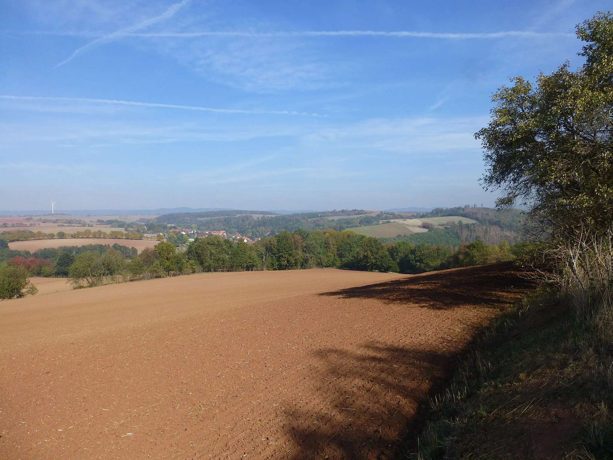 Photo showing: Blick vom Fuße des Lochberges in Richtung Silkerode mit dem Schulenberg, Stangenberg Kappelberg