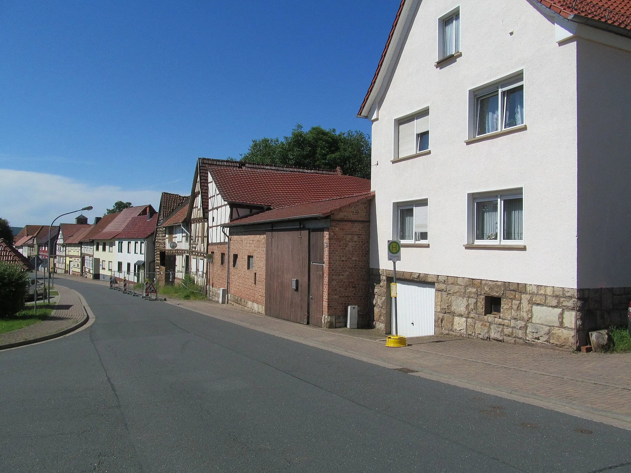 Photo showing: die Bushaltestelle „Obere Haltestelle“ in der Dorfstraße in Steinbach für Fahrten in Richtung Süden