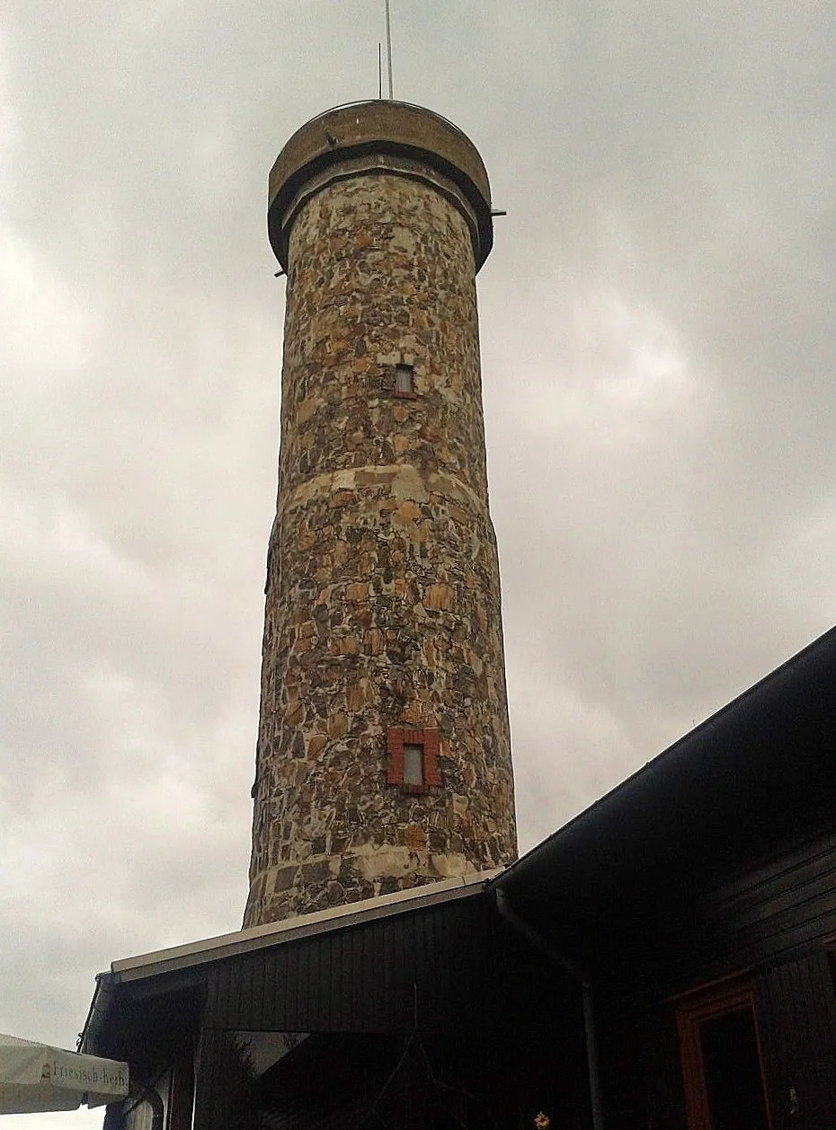 Photo showing: Knollenturm auf 687 m Höhe auf der Spitze des Großen Knollen im Westharz