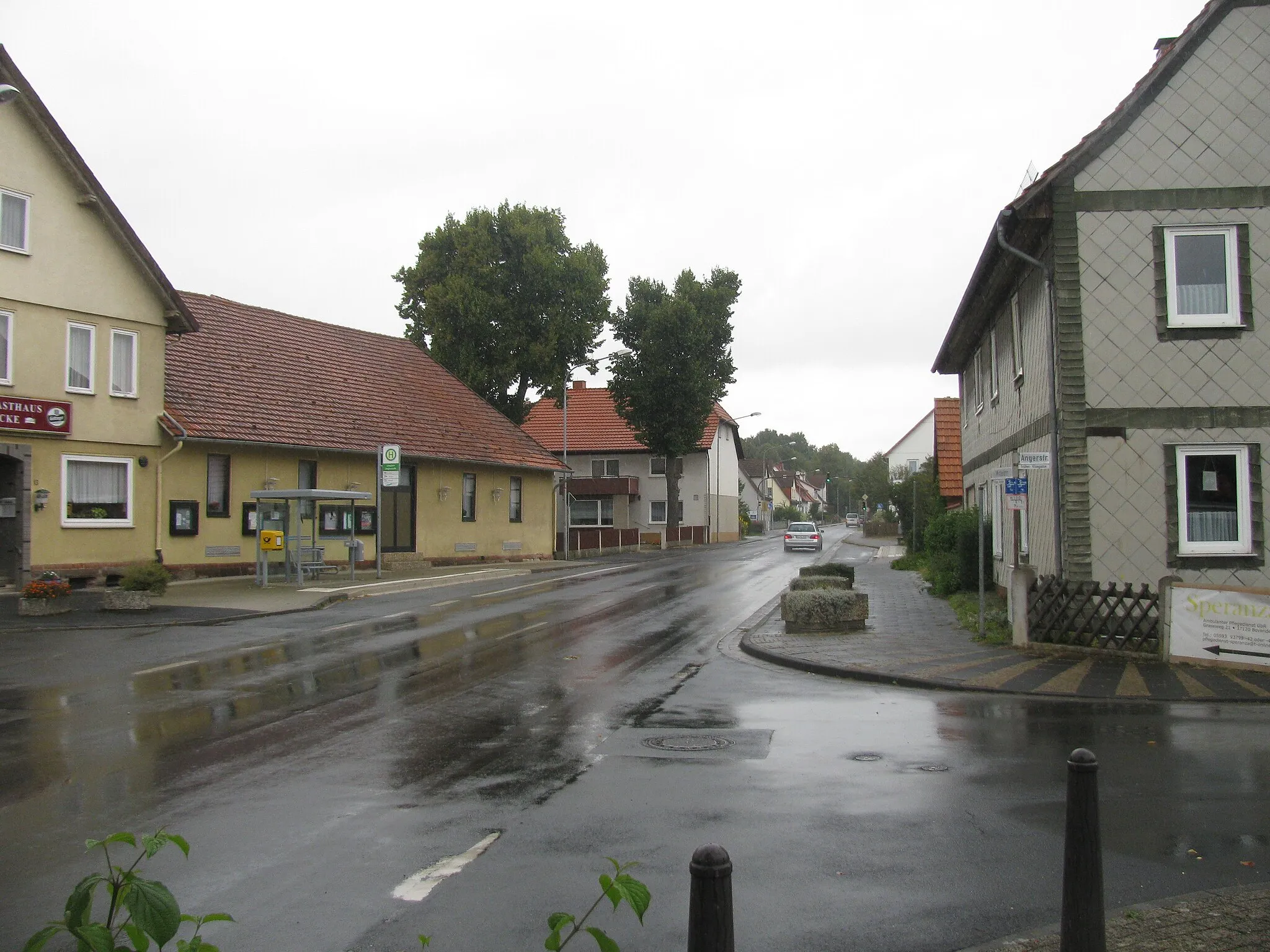 Photo showing: die Bushaltestelle Angerstraße in der Mittelstraße in Bovenden-Lenglern