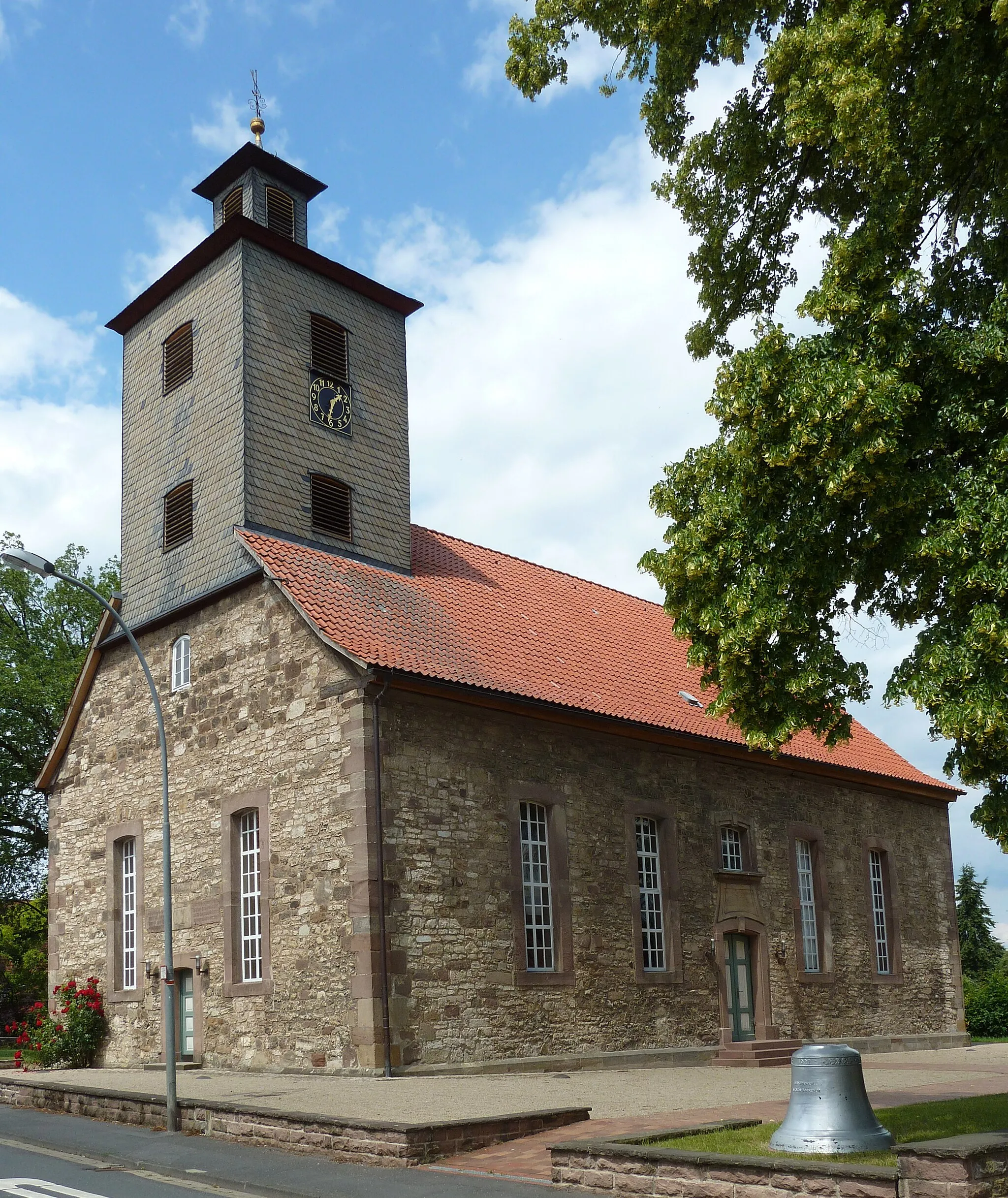 Photo showing: Ev.-luth. St.-Martini-Kirche in Lenglern, Flecken Bovenden, Niedersachsen. Erbaut 1780 bis 1784, Vorgängerbau wurde 1022 erstmals schriftlich erwähnt und 1754 abgerissen.