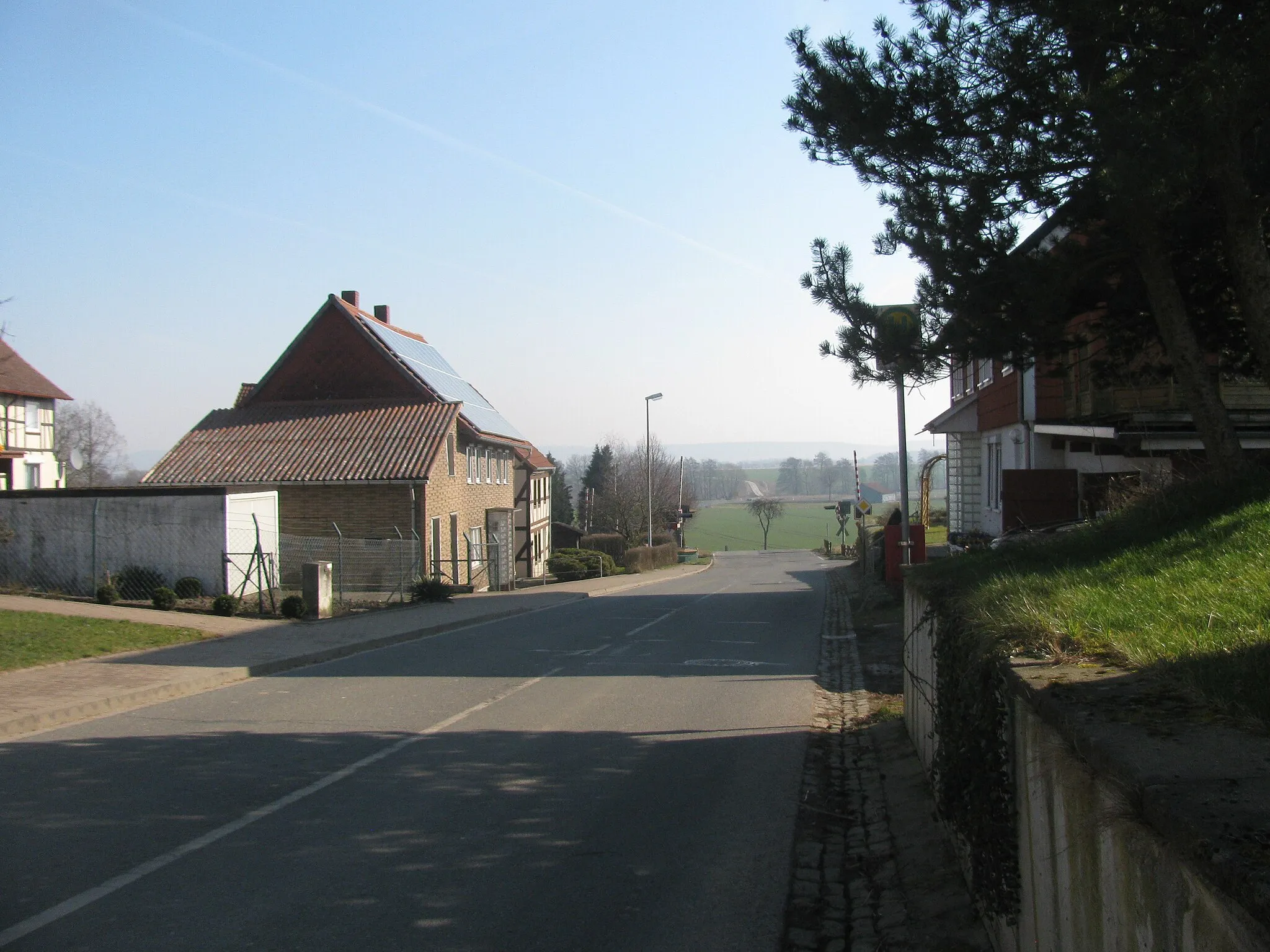 Photo showing: die Bushaltestelle Neustadt in der Straße Neustadt in Hahausen, Blick nach Osten