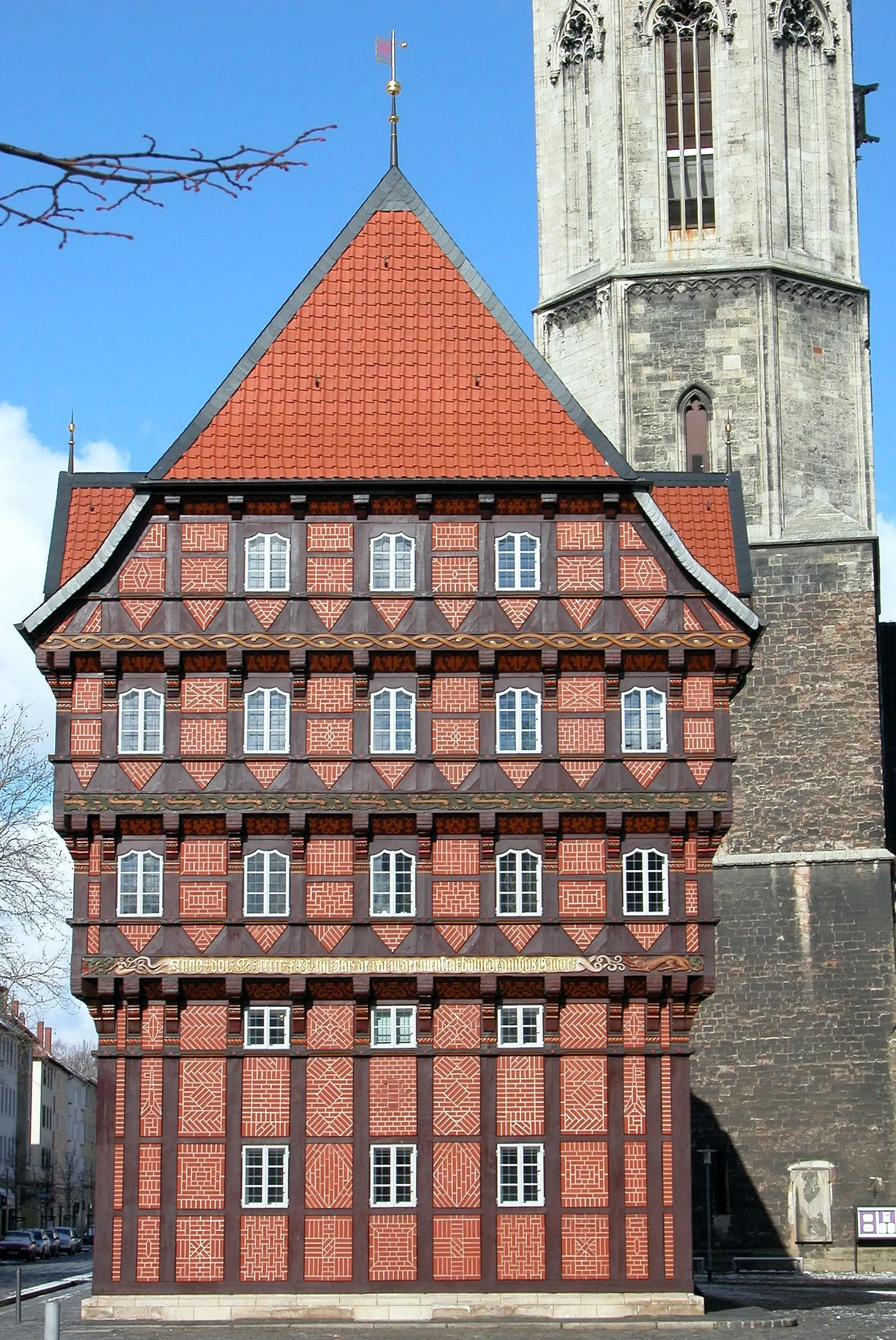 Photo showing: Brunswick, Germany: Alte Waage (Old Scale) as seen from the south, on the right hand side behind it, St. Andrew’s Church.