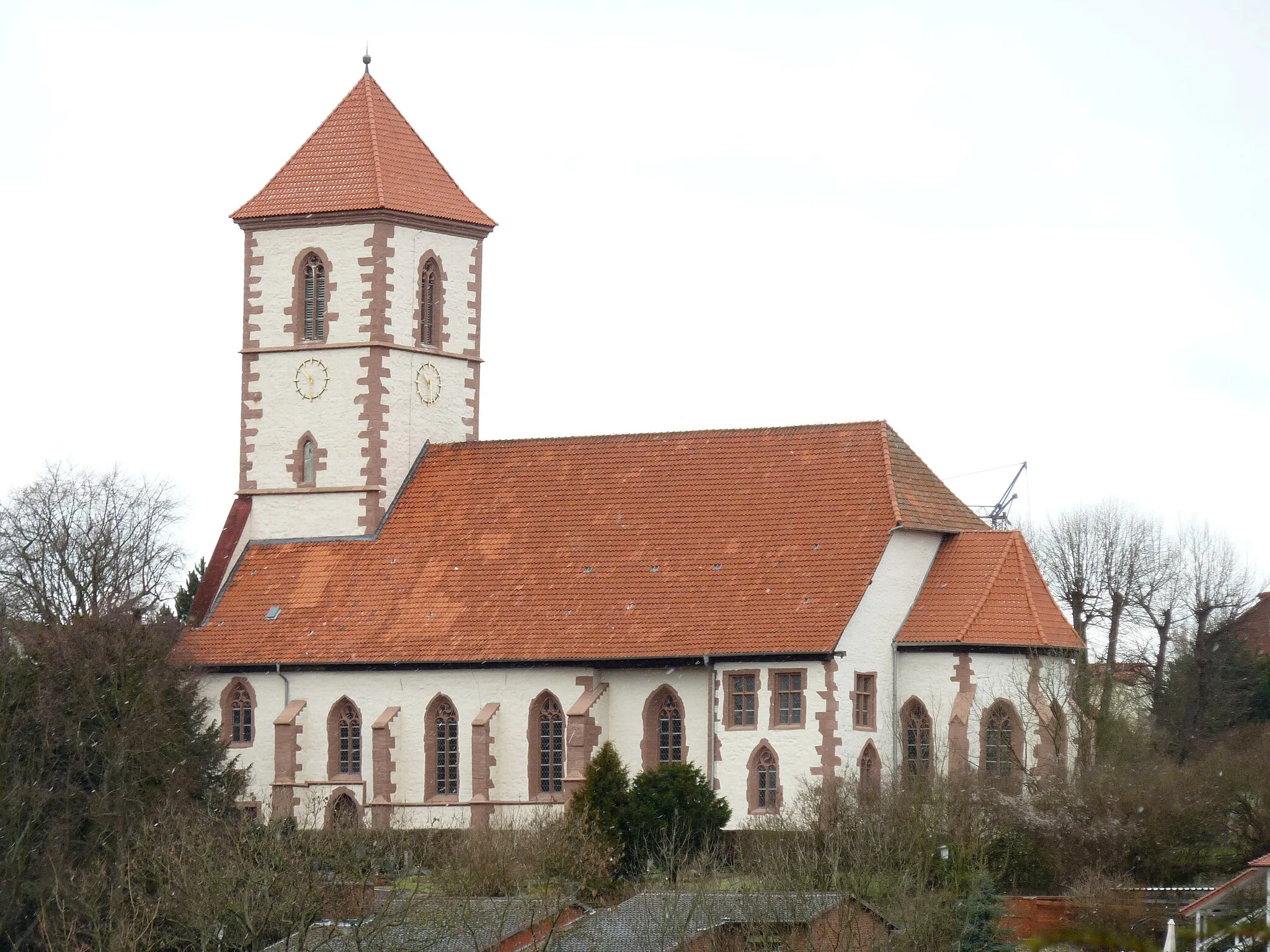 Photo showing: Klosterkirche Nikolausberg, Stadt Göttingen. Im Kern romanisch (erhaltenes ehem. Querschiff der romanischen Basilika Mitte 12. Jahrhundert) mit vielfachen Änderungen und Ergänzungen im 14., 15. und frühen 16. Jahrhundert. Blick auf die Kirche vom gegenüberliegenden Hang des Feldbornbergs bei leichtem Schneefall