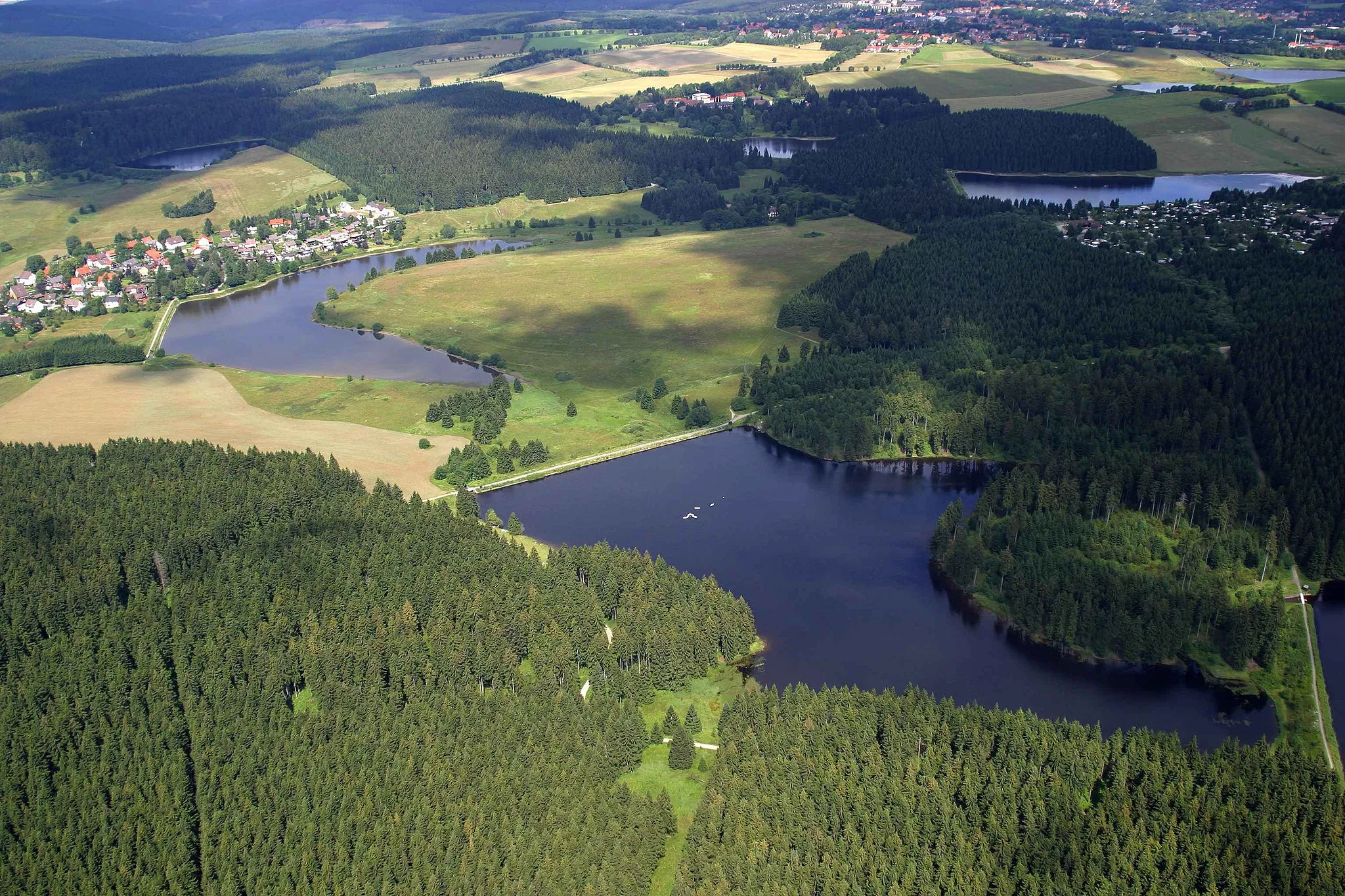 Photo showing: Teiche bei Buntenbock südlich von Clausthal-Zellerfeld: Ziegenberger Teich (vorn) und Sumpfteich. Gut zu erkennen sind die Dammbauwerke.